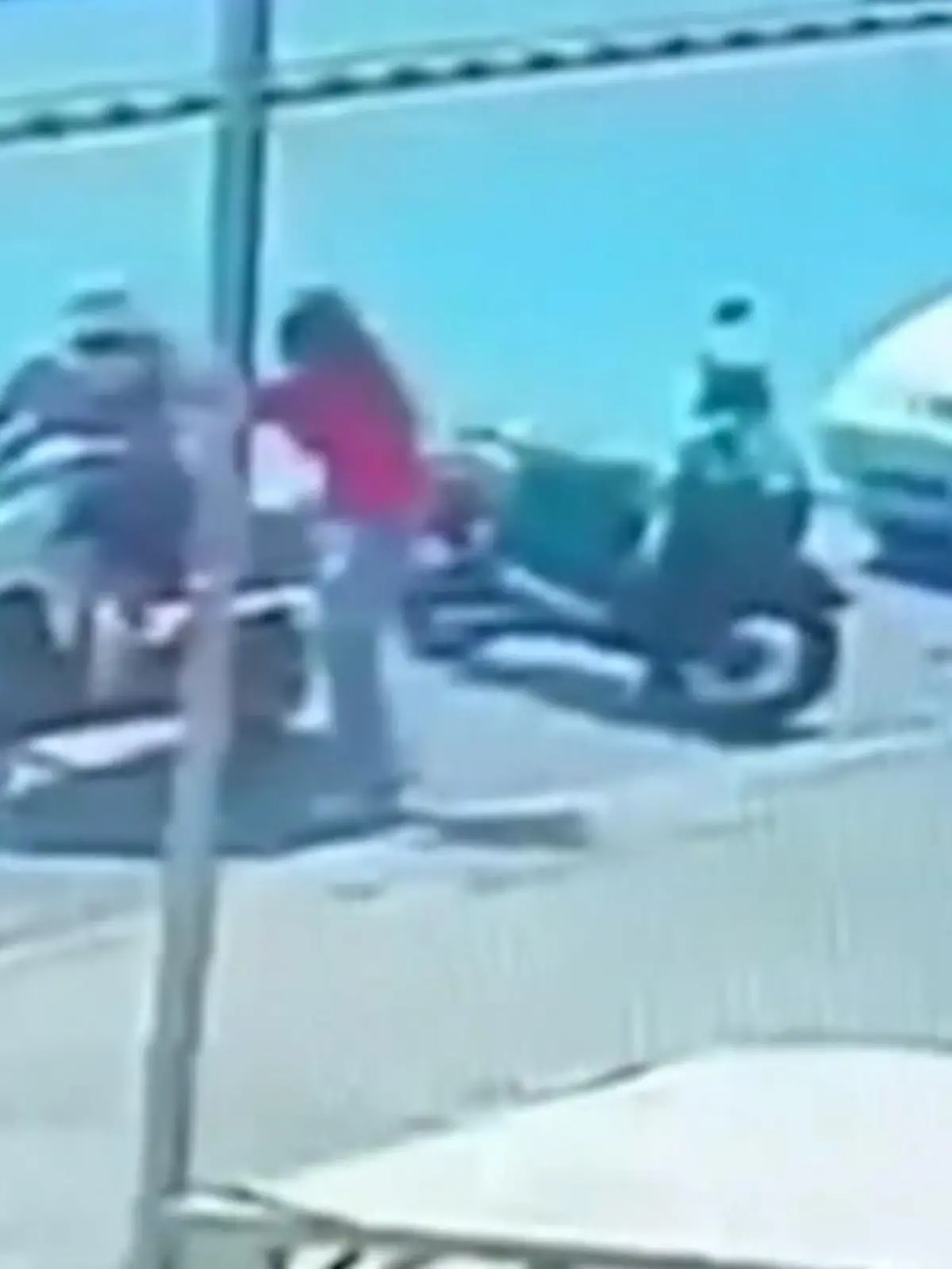 Eine Frau betritt ein Juweliergeschäft. Plötzlich steckt sie ein Armband im Wert von rund 1.800 Dollar ein und macht sich davon, ohne zu bezahlen. So geschehen in Thailand. Die 28-jährige Kassiererin rennt leichtsinnig hinterher und schafft es doch tatschlich die Diebin zu stoppen. Wie Sie die Dame von ihrem Roller kickt, das sehen Sie in unserem Video.