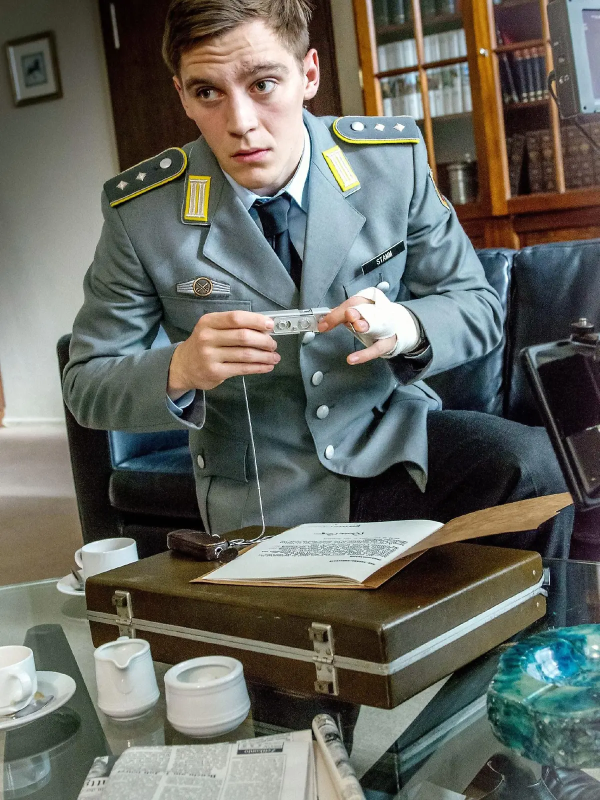 Während des Besuchs eines hohen US-Generals bei seinem Amtskollegen in Deutschland, nutzt DDR-Spion Martin Rauch alias Moritz Stamm (Jonas Nay) die Gelegenheit, streng geheime Papiere abzufotografieren.