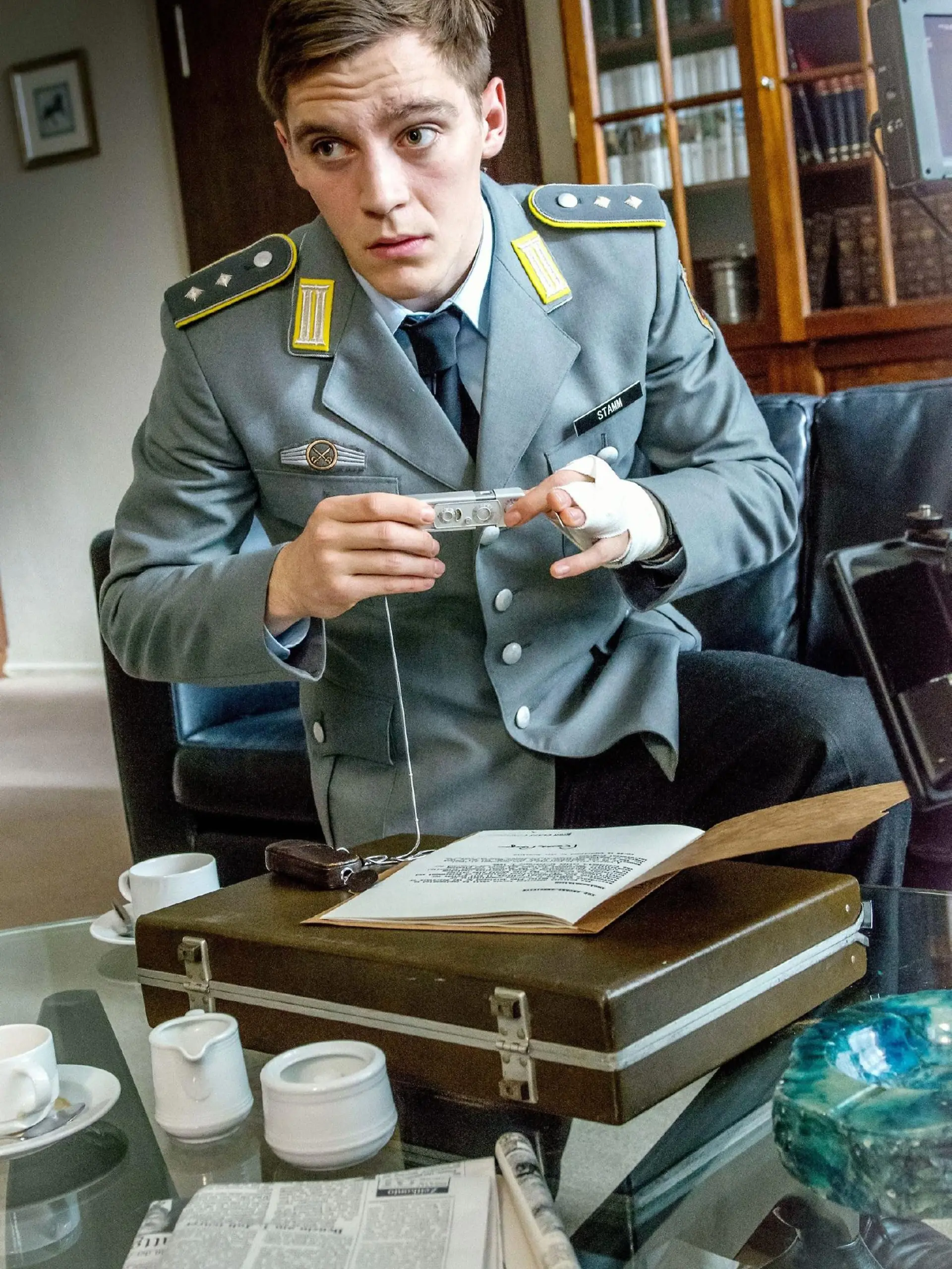 Während des Besuchs eines hohen US-Generals bei seinem Amtskollegen in Deutschland, nutzt DDR-Spion Martin Rauch alias Moritz Stamm (Jonas Nay) die Gelegenheit, streng geheime Papiere abzufotografieren.