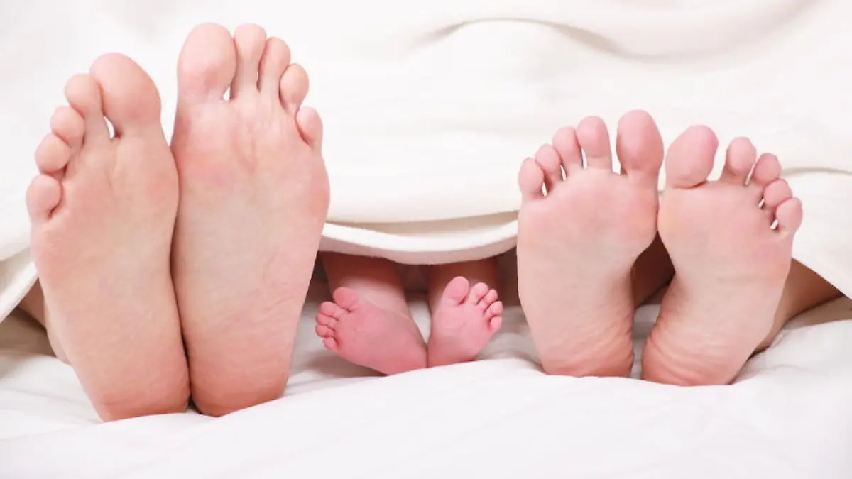 Fotolia 29713586 S familie baby kind schlafen bett.jpg