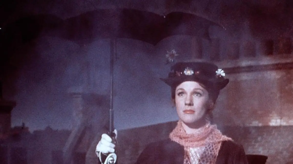 1954 war es, als Julie Andrews zum ersten Mal mit dem Schirm als Mary Poppins über die Leinwände segelte