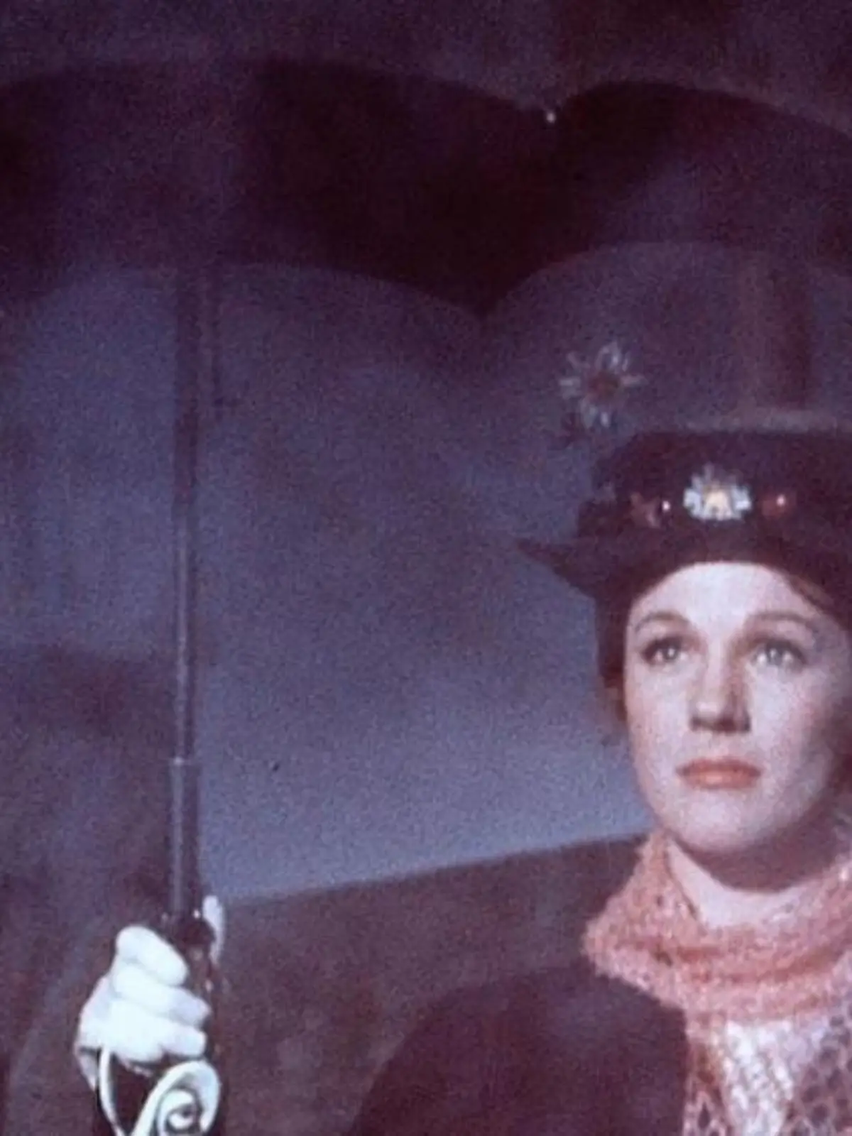 1954 war es, als Julie Andrews zum ersten Mal mit dem Schirm als Mary Poppins über die Leinwände segelte