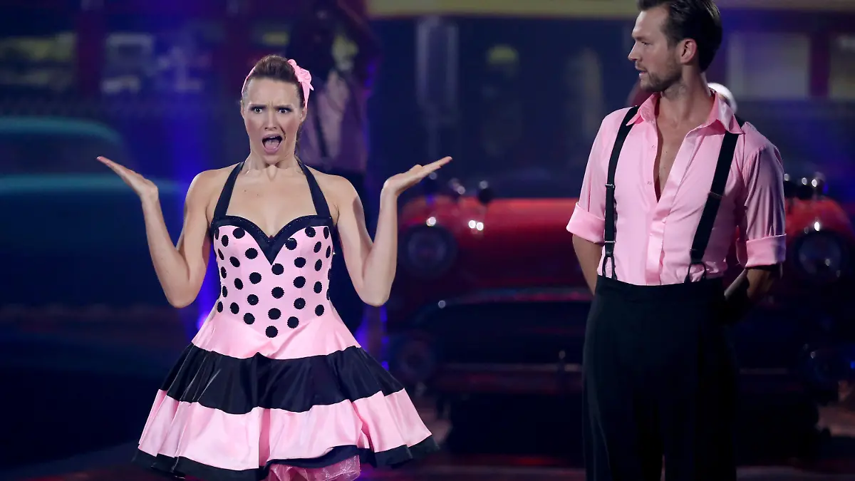 Anna Christiana Hofbauer und Marvin Albrecht tanzen am 11.09.2015 im Coloneum in K?ln (Nordrhein-Westfalen) in der RTL-Tanzshow "Stepping Out". Foto: Rolf Vennenbernd/dpa +++(c) dpa - Bildfunk+++