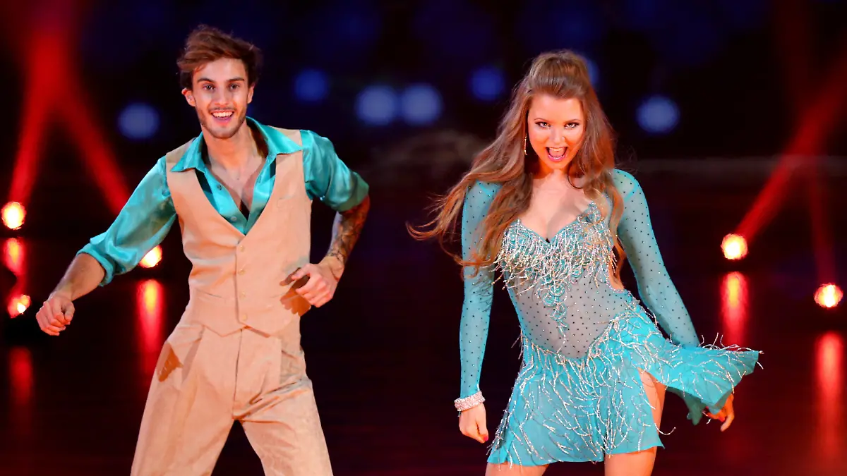 Joelina Drews und Marc Aurel Zeeb tanzen am 11.09.2015 im Coloneum in K?ln (Nordrhein-Westfalen) in der RTL-Tanzshow 'Stepping Out'. Foto: Rolf Vennenbernd/dpa +++(c) dpa - Bildfunk+++