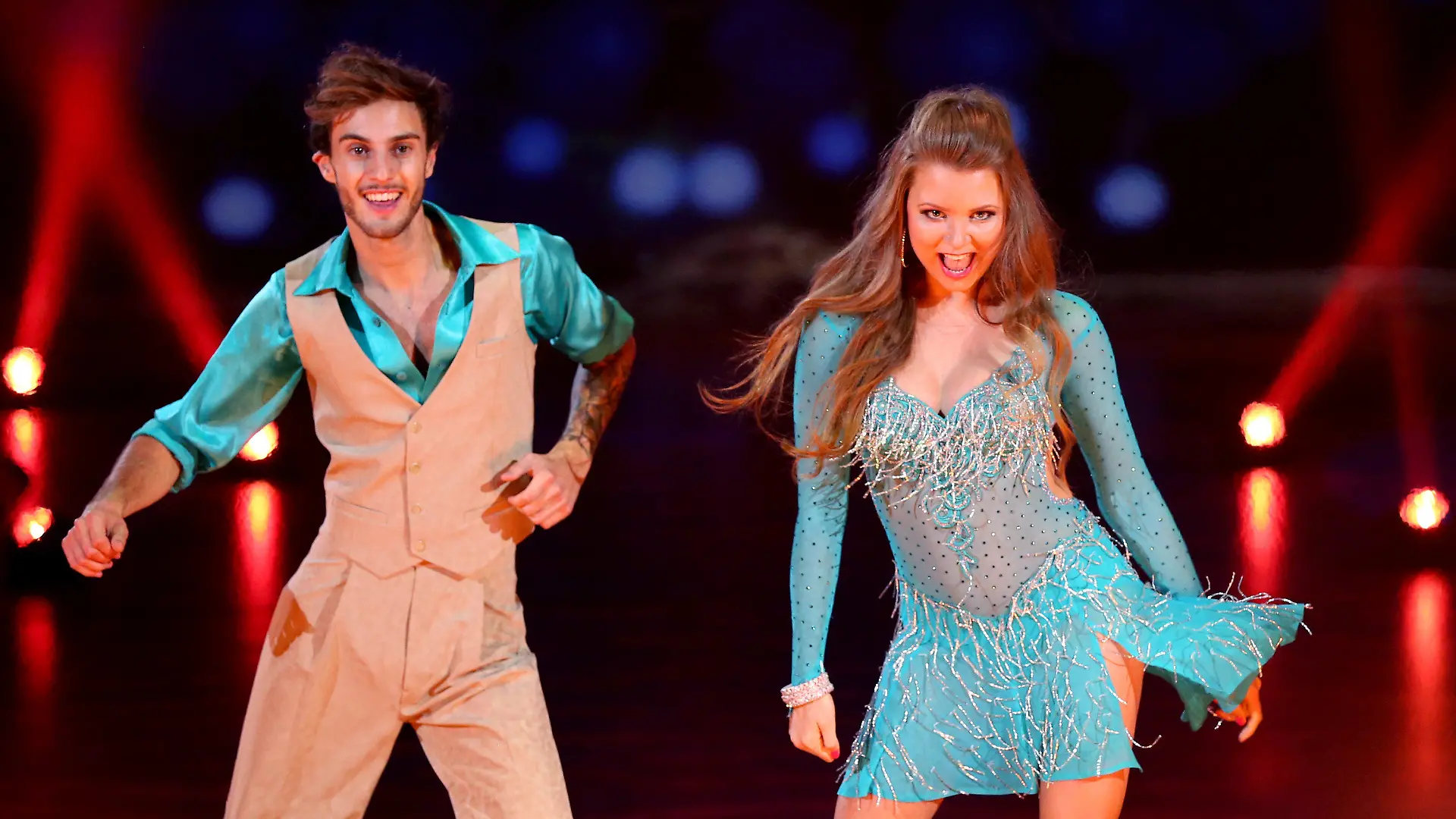Joelina Drews und Marc Aurel Zeeb tanzen am 11.09.2015 im Coloneum in K?ln (Nordrhein-Westfalen) in der RTL-Tanzshow 'Stepping Out'. Foto: Rolf Vennenbernd/dpa +++(c) dpa - Bildfunk+++