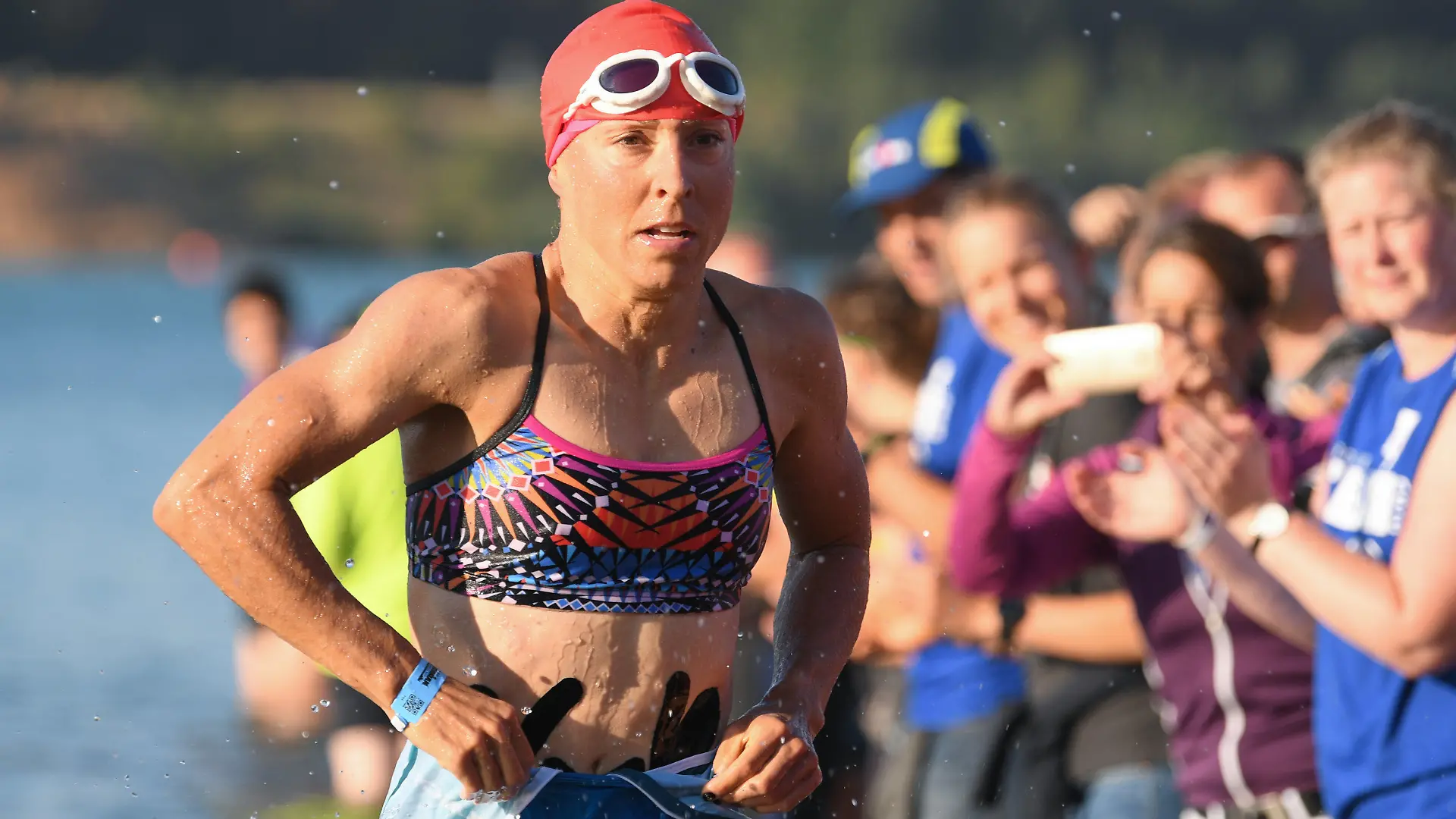 ARCHIV - 08.07.2018, Hessen, Langen: Anne Haug aus Deutschland kommt bei der Ironman Europameisterschaft nach dem Schwimmen im Langener Waldsee aus dem Wasser. (zu dpa "Ironman-Siegerin Haug: Habe überlegt, «mir Planschbecken zu kaufen»") Foto: Arne Dedert/dpa +++ dpa-Bildfunk +++