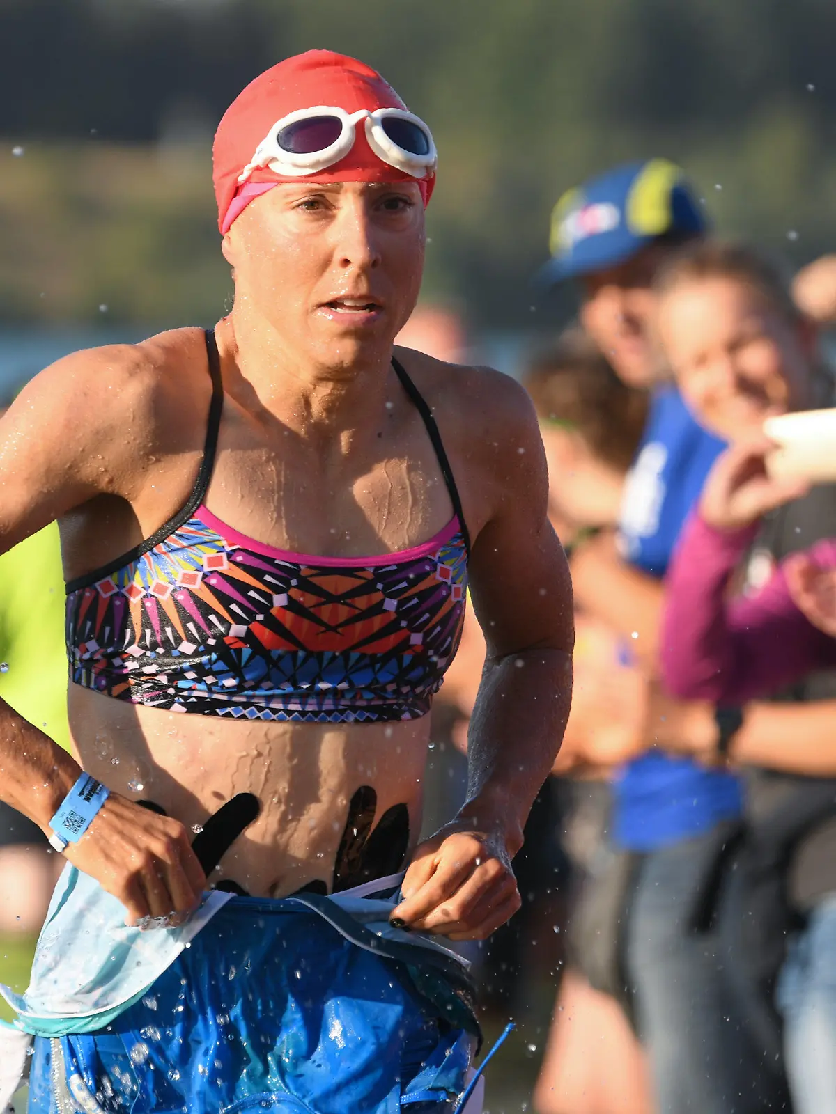 ARCHIV - 08.07.2018, Hessen, Langen: Anne Haug aus Deutschland kommt bei der Ironman Europameisterschaft nach dem Schwimmen im Langener Waldsee aus dem Wasser. (zu dpa "Ironman-Siegerin Haug: Habe überlegt, «mir Planschbecken zu kaufen»") Foto: Arne Dedert/dpa +++ dpa-Bildfunk +++