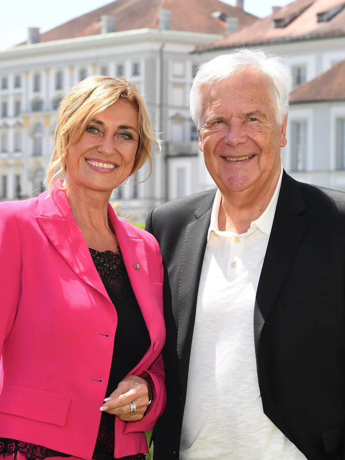 Dagmar Wöhrl, parlamentarische Staatssekretärin a.D. und Stiftungsrätin der «Emanuel-Wöhrl-Stiftung» und stellvertretende Vorsitzende von «UNICEF Deutschland» zeigt sich mit ihrem Mann Hans Rudolf Wöhrl vor der Verleihung der Bayerischen Staatsmedaille für soziale Verdienste in der Orangerie des Schloss Nymphenburg.