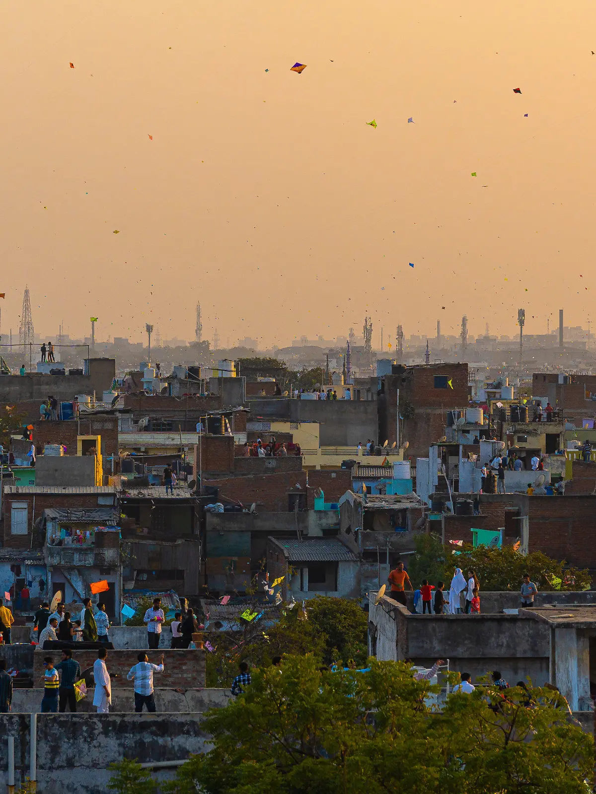 14.01.2023, Indien, Ahmedabad: Ahmedabad ist die 'Drachenflug-Hauptstadt der Welt'. Uttarayan ist ein Fest, das gleichbedeutend mit Drachensteigen ist. Ganze Familien versammeln sich auf den Terrassen, den Dächern oder einem anderen Teil ihres Hauses, der dem Himmel ausgesetzt ist. Diejenigen, die nicht mit dem Fliegen beschäftigt sind, sind mit der Vorbereitung der Drachen beschäftigt. Die Drachenwettbewerbe sind sehr hart umkämpft. Es erfordert viel Konzentration, um den eigenen Drachen nicht aus den Augen zu verlieren. Es ist keine leichte Aufgabe, den Flug und die Bewegung des Drachens in so großer Höhe zu kontrollieren. Der Drachen, der am höchsten fliegt, ist der Star des Tages. Es ist ein magisches Gefühl, zu sehen, wie die ganze Stadt denselben Sport betreibt und der Himmel mit winzigen bunten Drachen übersät ist. Foto: Saurabh Sirohiya/ZUMA Press Wire/dpa +++ dpa-Bildfunk +++