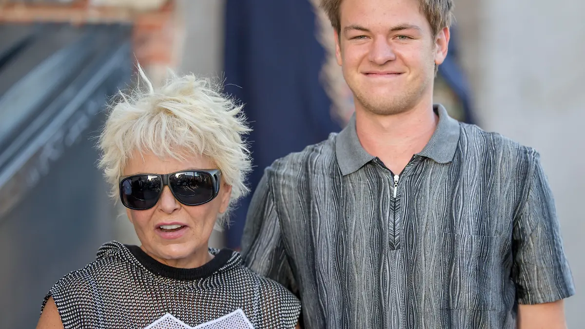 Roseanne Barr signs autograph's for fans at Jimmy Kimmel Live! in Hollywood, CA on August 31, 2015
<P>
Pictured: Roseanne Barr
<B>Ref: SPL1114401 010915 </B><BR/>
Picture by: VIPix / Splash News<BR/>
</P><P>
<B>Splash News and Pictures</B><BR/>
Los Angeles: 310-821-2666<BR/>
New York: 212-619-2666<BR/>
London: 870-934-2666<BR/>
photodesk@splashnews.com<BR/>
</P>