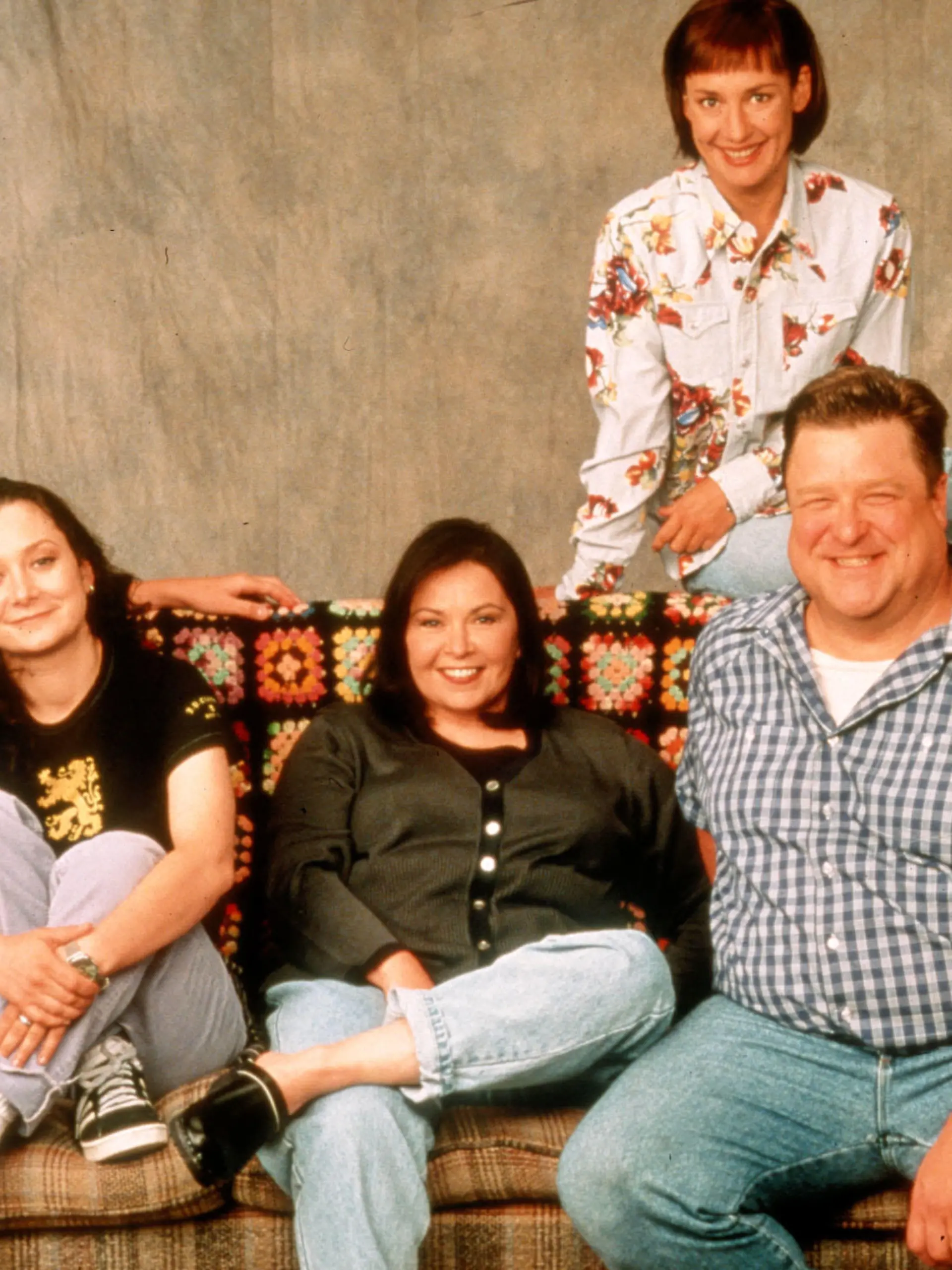 ROSEANNE (US TV SERIES 1988-1997) MICHAEL FISHMAN, SARA GILBERT, ROSEANNE BARR, LAURIE METCALFE, JOHN GOODMAN, SARAH CHALKE     Date:  (Mary Evans Picture Library) Keine Weitergabe an Drittverwerter., Nur für redaktionelle Verwendung.