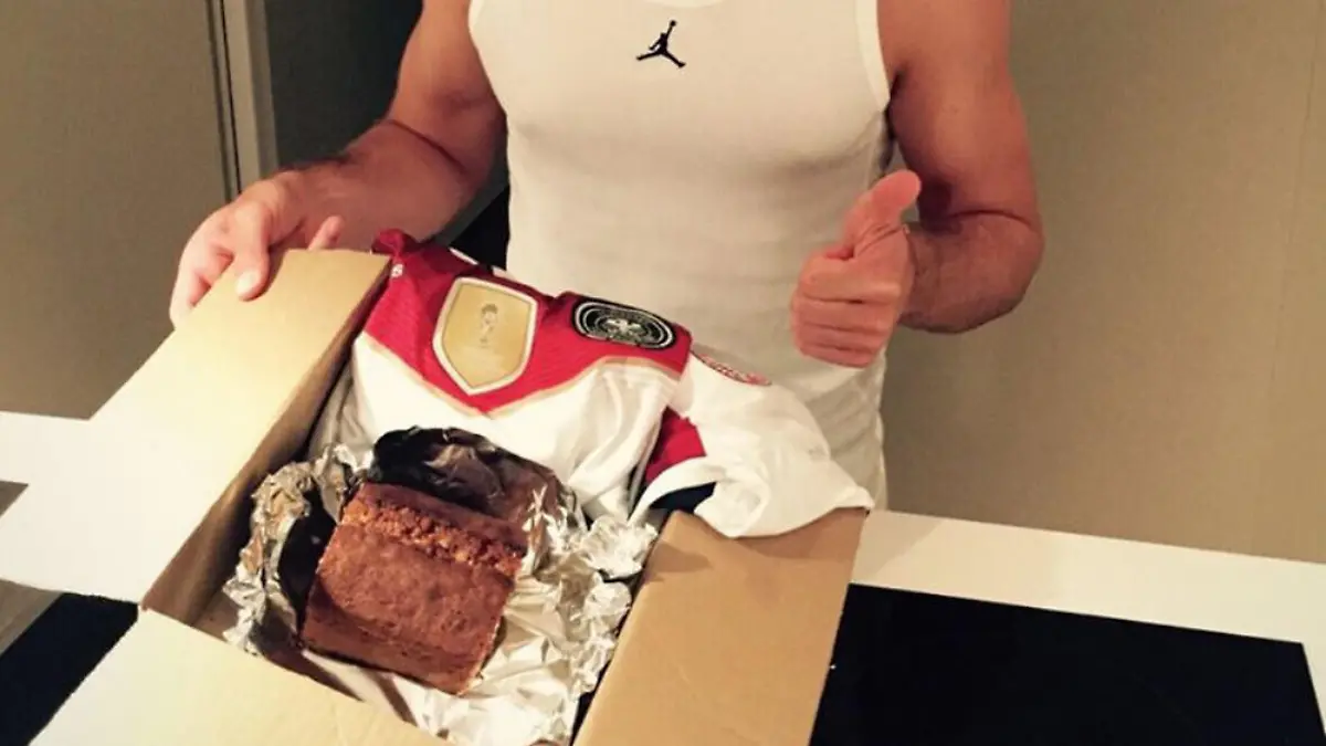 Mario Götze präsentiert sein Werk