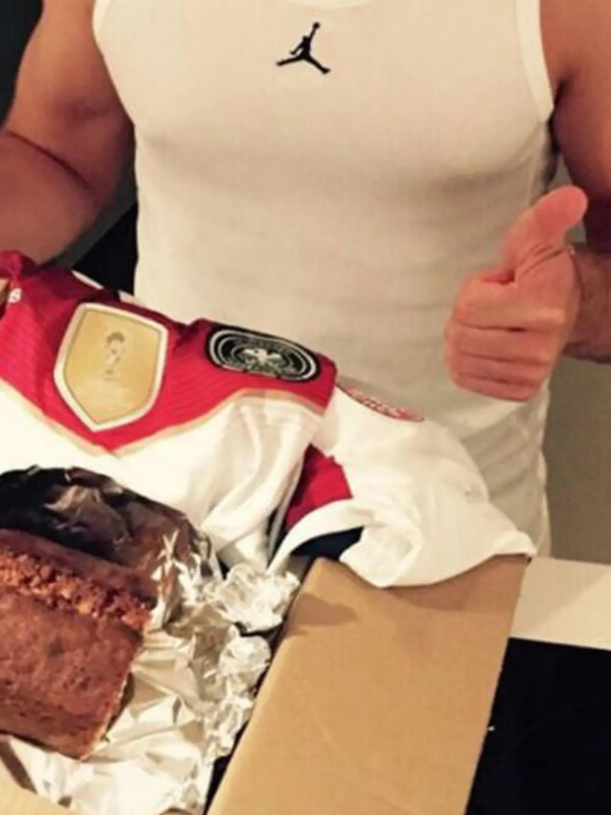Mario Götze präsentiert sein Werk