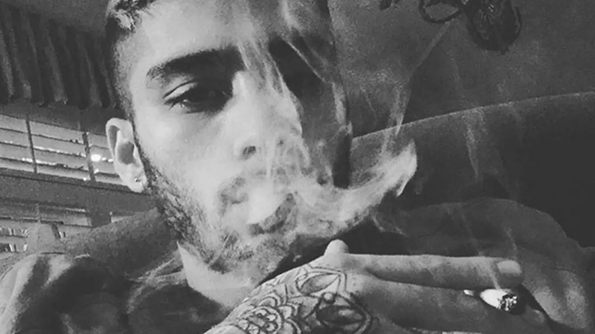 Ist das eine normale Zigarette, die Zayn Malik da in der Hand hält?
