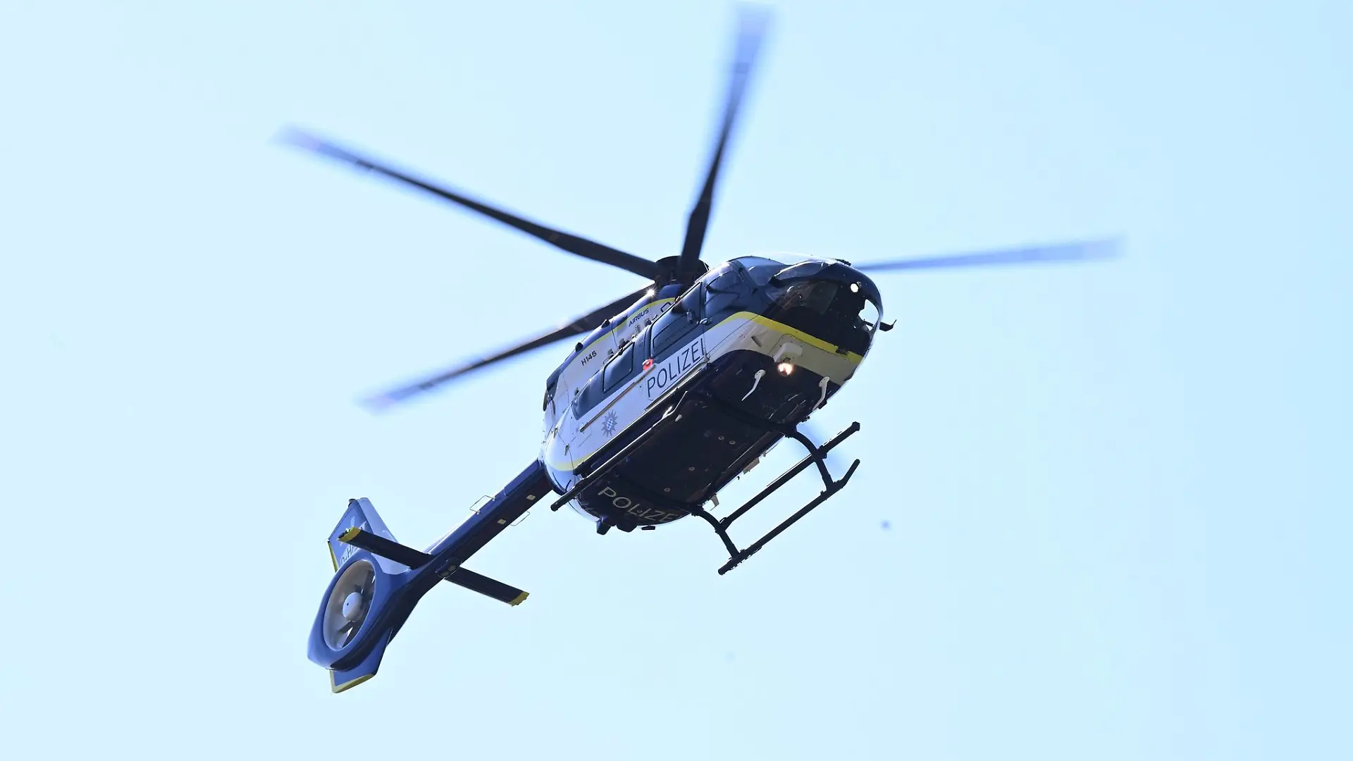 Unbekannte haben einen Geldautomaten im Landkreis Karlsruhe gesprengt - die Polizei suchte auch mit einem Hubschrauber nach den mutmaßlichen Tätern. (Symbolbild)