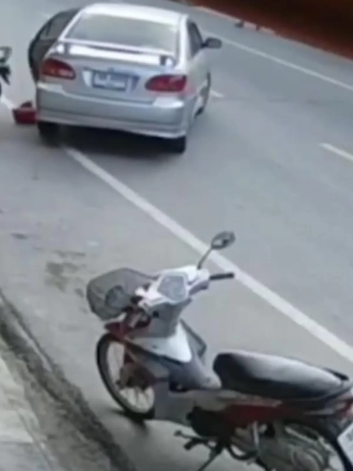Die Neugier von zwei Kindern aus Thailand wurde ihnen zum Verhängnis. Die Eltern lassen die beiden kurz alleine im Auto und lassen den Motor laufen. Die Kinder nutzen die Chance und spielen mit der Gangschaltung herum. Doch plötzlich rollt das Auto los in den Gegenverkehr.