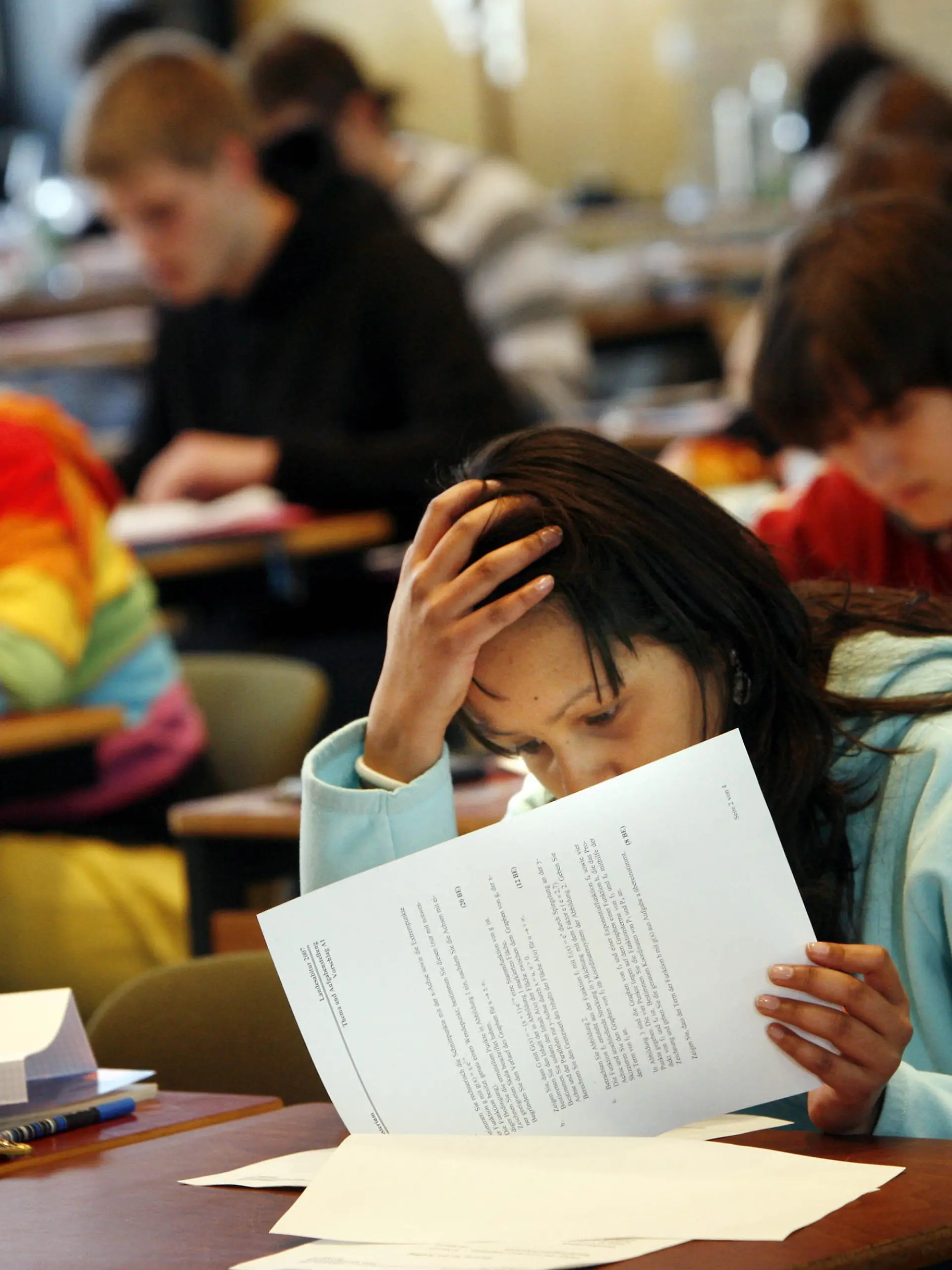 ARCHIV - Abiturienten der Wöhlerschule in Frankfurt beginnen am 16.03.2007 beim ersten Landesabitur in Hessen mit der Lösung der Mathematik-Aufgaben. Ein Hochschulstudium schützt in allen Industrienationen der Welt am besten vor Arbeitslosigkeit und sichert zugleich ein deutlich höheres Einkommen. Nach dem am Dienstag in Berlin vorgestellten neuen Bildungsbericht der Organisation für wirtschaftliche Zusammenarbeit und Entwicklung (OECD) liegen in Deutschland die Einkommen von Akademikern im Schnitt um 75 Prozent über denen von Beschäftigen mit betrieblicher Berufsausbildung. Foto: Frank Rumpenhorst dpa  +++(c) dpa - Bildfunk+++