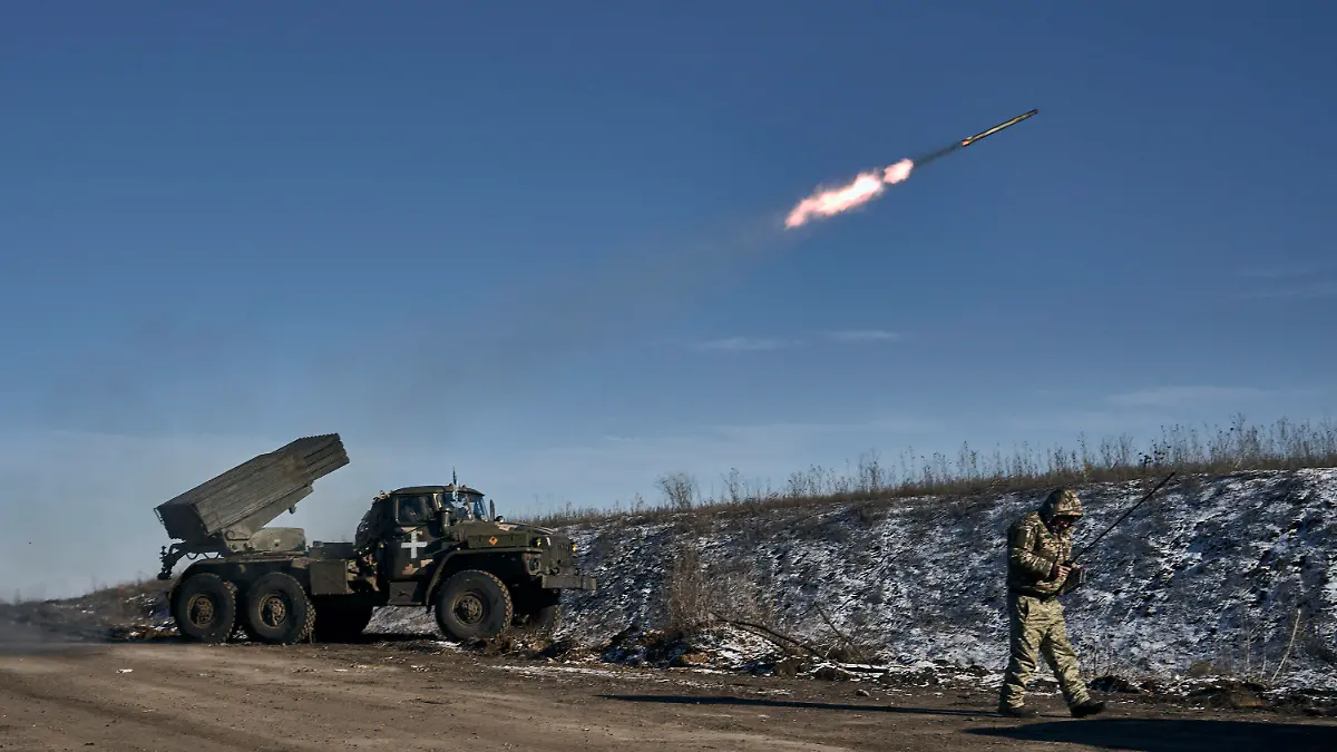 dpatopbilder - ARCHIV - 11.01.2023, Ukraine, Soledar: Ein ukrainischer Armee Grad Mehrfachraketenwerfer feuert Raketen auf russische Stellungen. Nach tagelangen blutigen Gefechten mit Häuserkämpfen hat Russland die Stadt Soledar im Gebiet Donezk im Osten der Ukraine nun offiziell für eingenommen erklärt. Foto: Libkos/AP/dpa +++ dpa-Bildfunk +++