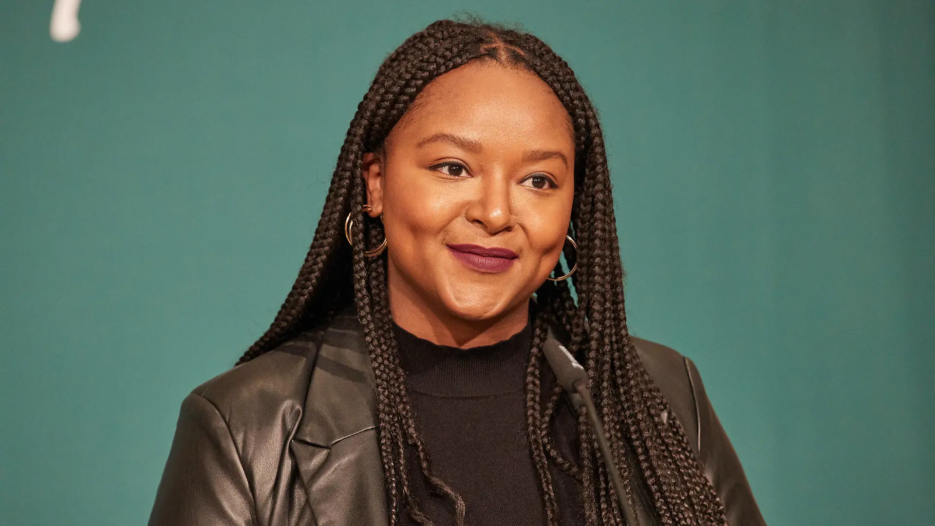 ARCHIV - 11.12.2021, Schleswig-Holstein, Neumünster: Aminata Toure (Bündnis 90/Die Grünen), Vizepräsidentin des Landtages von Schleswig-Holstein, spricht auf dem Online-Landesparteitag der Grünen Schleswig-Holstein. Erstmals hebt die deutsche «Vogue» eine amtierende Politikerin auf ihr Cover: Schleswig-Holsteins Sozialministerin Aminata Toure. (zu dpa "Ministerin Aminata Touré auf «Vogue»-Cover: «Spannende Sache») Foto: Georg Wendt/dpa +++ dpa-Bildfunk +++