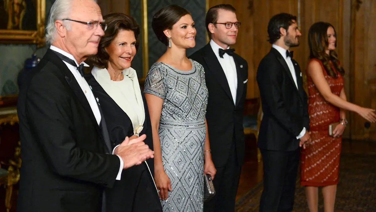 epa04913459 (L-R) King Carl XVI Gustaf, Queen Silvia, Crown Princess Victoria, Prince Daniel, Prince Carl Philip and Princess Sofia receive guests at the annual 'Sweden Dinner' at the Royal Palace in Stockholm, Sweden, on Friday Sept. 04, 2015. The Swedish Royal Court on Friday announced that Victoria is pregnant and will give birth in March 2016. EPA/MAJA SUSLIN SWEDEN OUT +++(c) dpa - Bildfunk+++