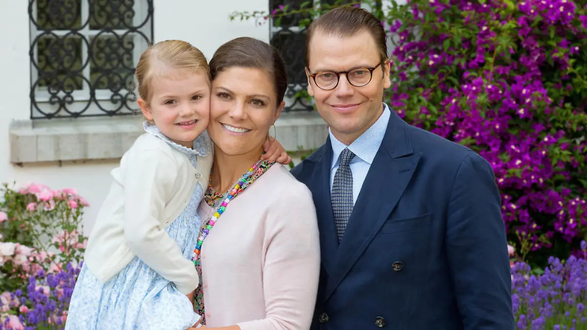 Bald sind sie zu viert: Victoria und Daniel von Schweden mit der kleinen Estelle