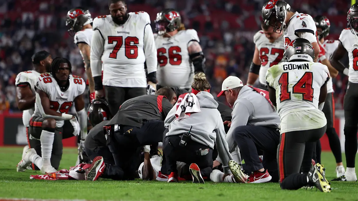 NFL, American Football Herren, USA NFC Wild Card Round-Dallas Cowboys at Tampa Bay Buccaneers Jan 16, 2023 Tampa, Florida, USA Tampa Bay Buccaneers wide receiver Russell Gage 17 lays on the field as medical personal render aid during a wild card game at Raymond James Stadium. Tampa Raymond James Stadium Florida USA, EDITORIAL USE ONLY PUBLICATIONxINxGERxSUIxAUTxONLY Copyright: xNathanxRayxSeebeckx 20230116_mcd_fo8_135