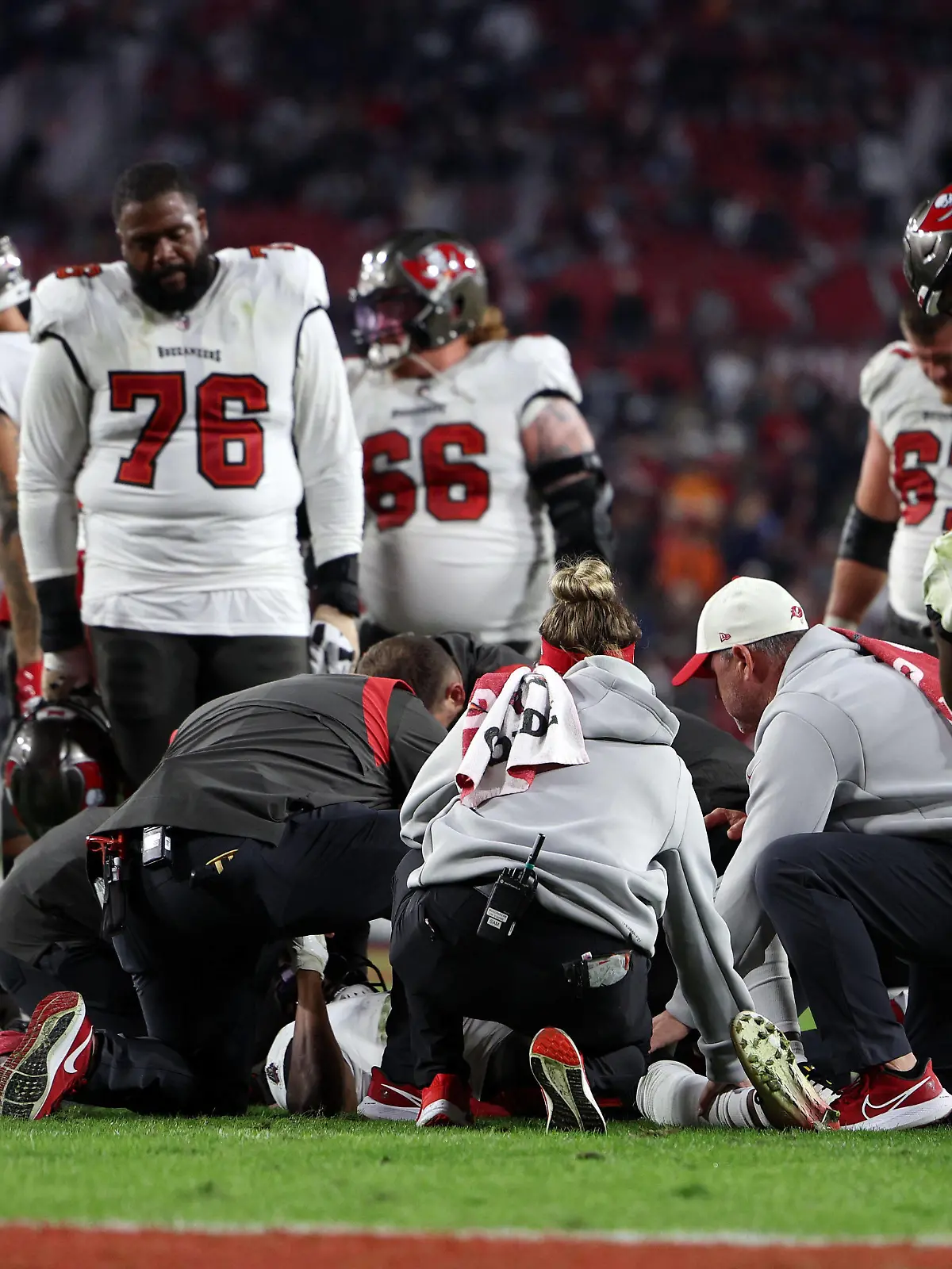 NFL, American Football Herren, USA NFC Wild Card Round-Dallas Cowboys at Tampa Bay Buccaneers Jan 16, 2023 Tampa, Florida, USA Tampa Bay Buccaneers wide receiver Russell Gage 17 lays on the field as medical personal render aid during a wild card game at Raymond James Stadium. Tampa Raymond James Stadium Florida USA, EDITORIAL USE ONLY PUBLICATIONxINxGERxSUIxAUTxONLY Copyright: xNathanxRayxSeebeckx 20230116_mcd_fo8_135