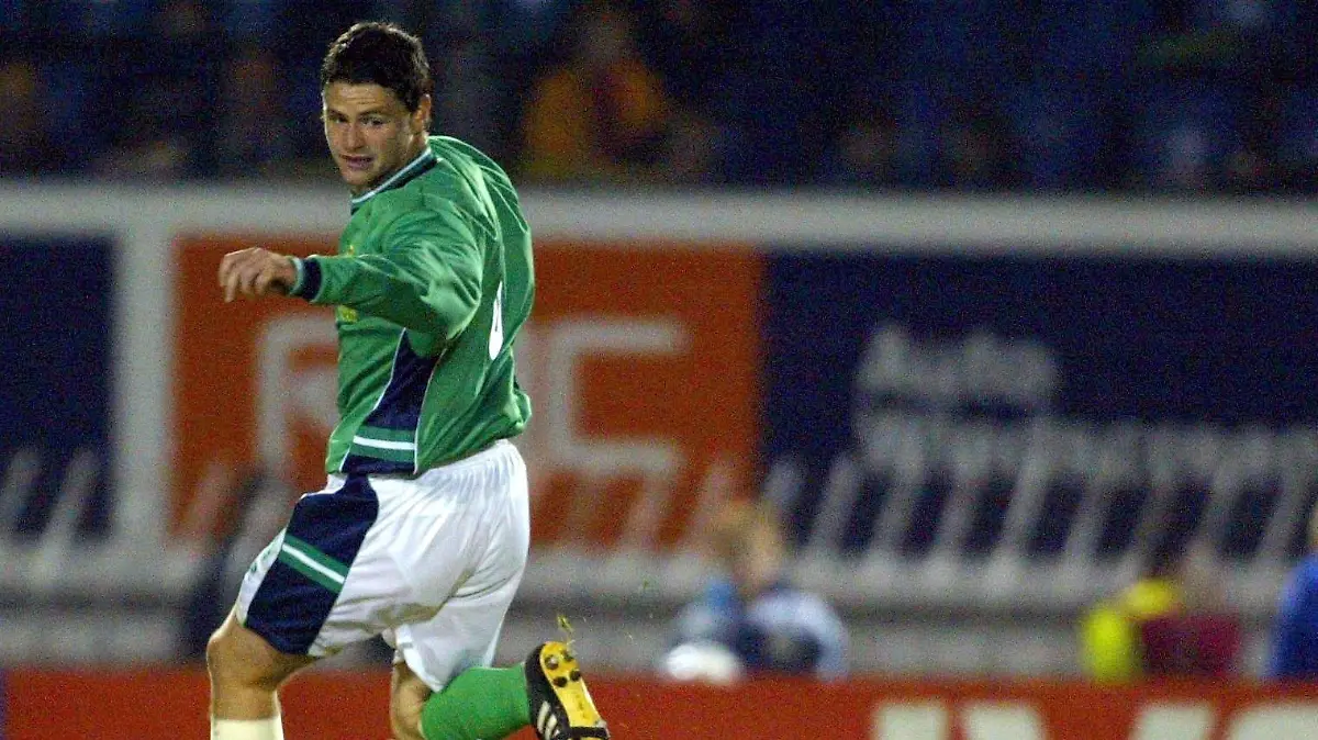 Der Nordire Philip Mulryne (l) wird vom Verteidiger der Ukraine, Maxim Kalymychenko, attackiert. Die Fußballnationalmannschaft Nordirlands und der Ukraine trennen sich im EM-Qualifikationsspiel am 16.10.2002 in Belfast torlos.