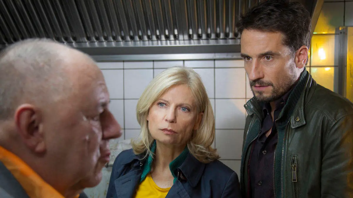 "Tatort: Alle meine Jungs" Hauptkommissarin Inga Lürsen (S. Postel) und Kommissar Stedefreund (O. Mommsen) befragen Müllmann Pavel Symanek (H. Arnst)