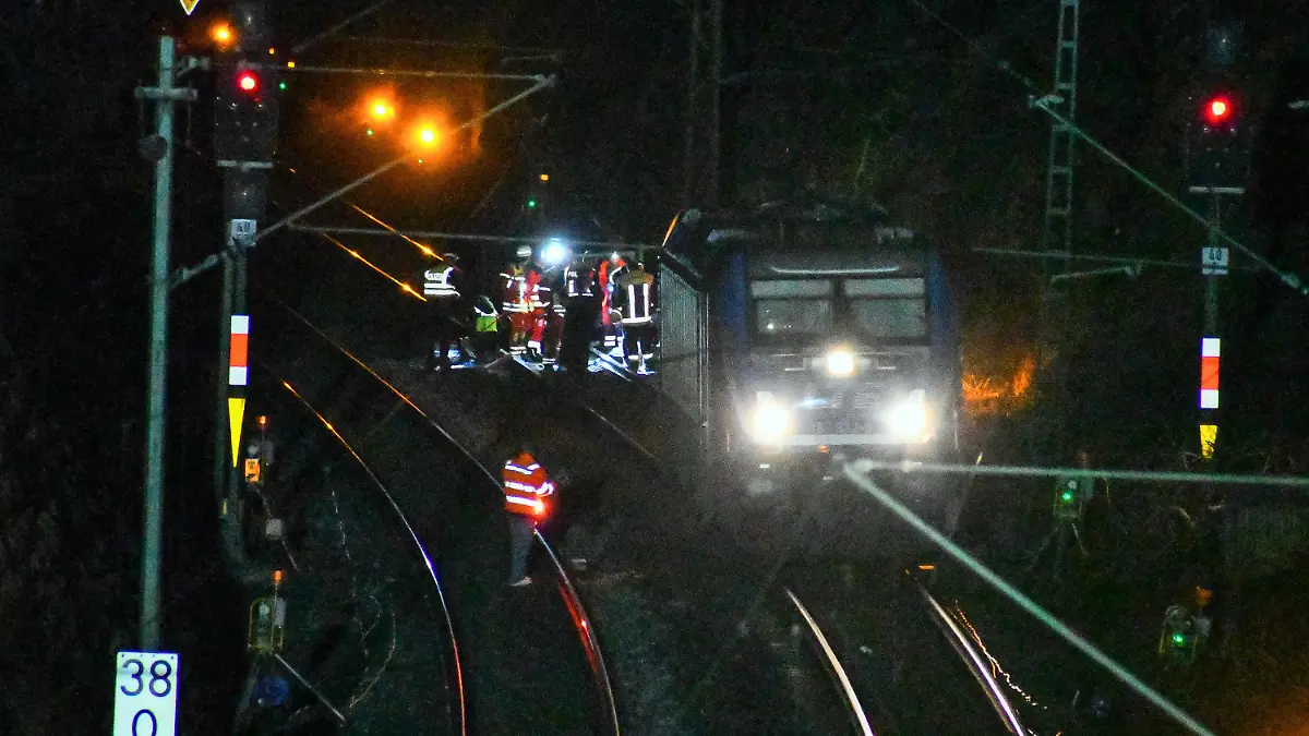 16.01.2023, Bayern, Parsberg: Rettungskräfte stehen auf der Bahnstrecke zwischen Nürnberg und Regensburg auf den Gleisen. Ein Bahn-Mitarbeiter ist bei Rodungsarbeiten ums Leben gekommen, als er von einer einzeln fahrenden Lokomotive erfasst wurde. Ein weiterer sei schwerst verletzt worden, teilte das Polizeipräsidium Oberpfalz mit. Foto: Tiedemann/vifogra/dpa +++ dpa-Bildfunk +++
