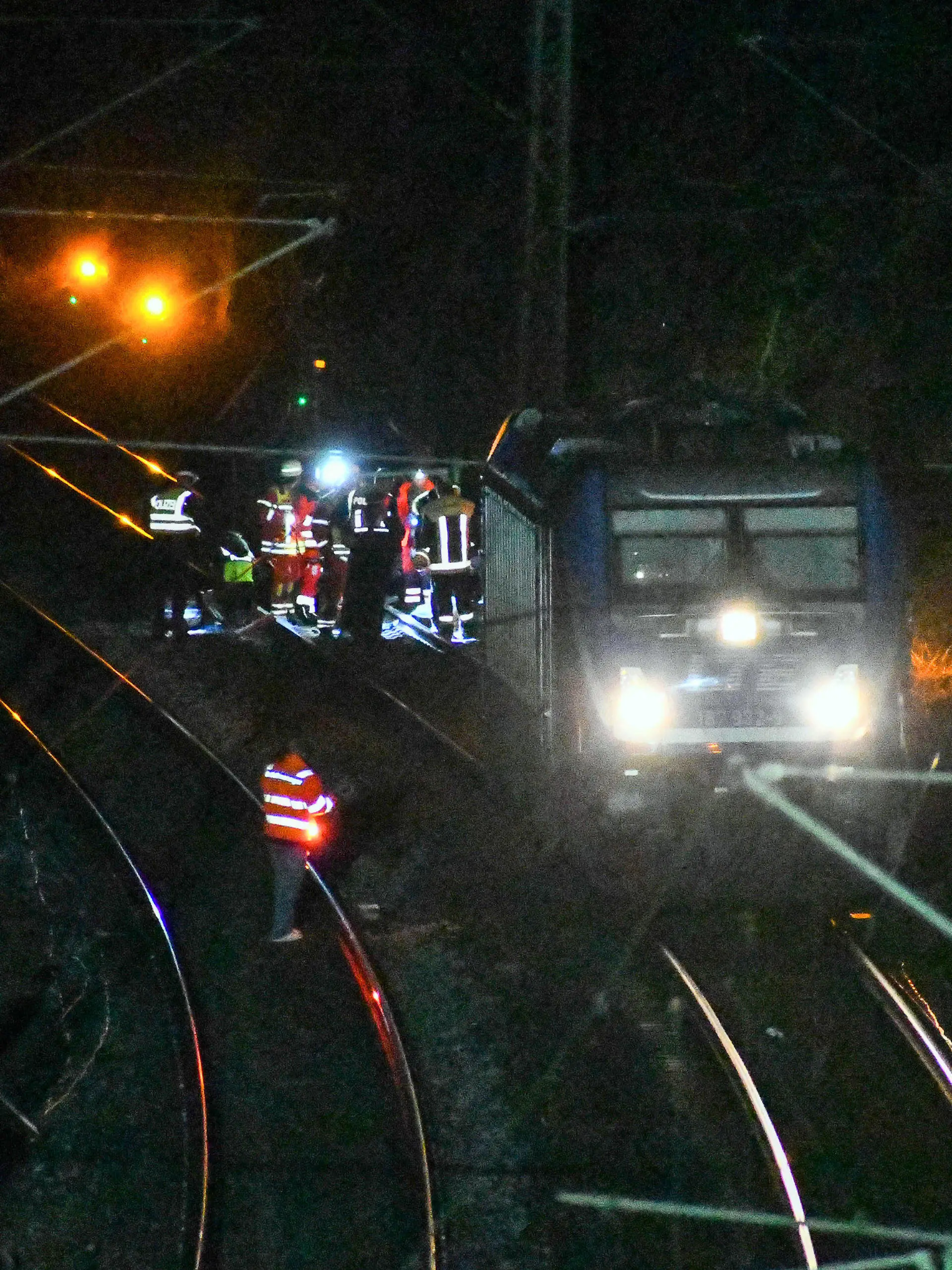 16.01.2023, Bayern, Parsberg: Rettungskräfte stehen auf der Bahnstrecke zwischen Nürnberg und Regensburg auf den Gleisen. Ein Bahn-Mitarbeiter ist bei Rodungsarbeiten ums Leben gekommen, als er von einer einzeln fahrenden Lokomotive erfasst wurde. Ein weiterer sei schwerst verletzt worden, teilte das Polizeipräsidium Oberpfalz mit. Foto: Tiedemann/vifogra/dpa +++ dpa-Bildfunk +++