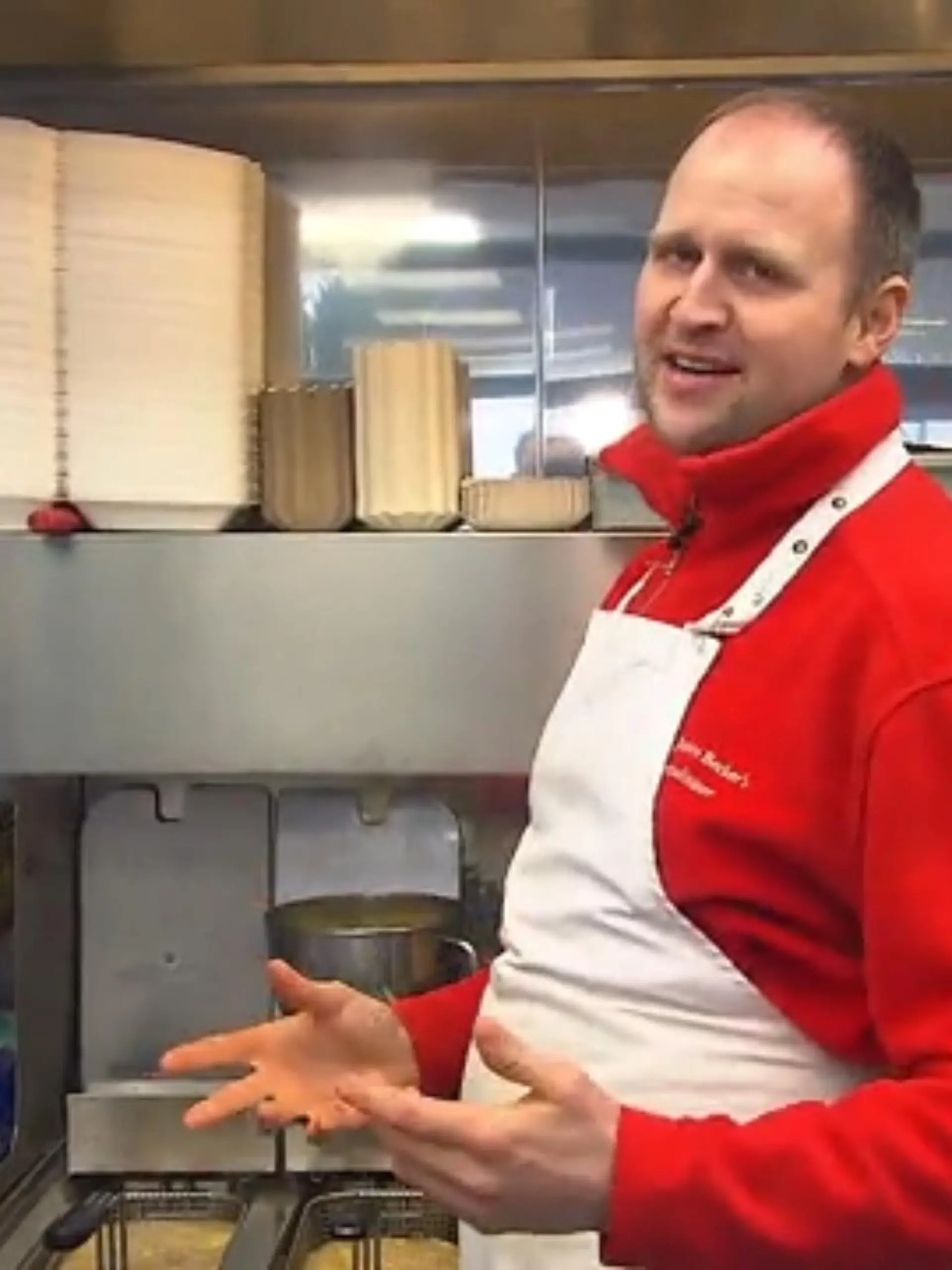 Das kennen Sie sicher: Der Kuchen ist misslungen, also wird er den Kaffee-Gästen eben so serviert - und sollte eben so in sich zusammenfallen. Aus genau so einer Not hat Benjamin Becker, Inhaber der Brutzelbude "Hans Wurst" in Kassel, jetzt nicht nur eine Tugend, sondern auch einen Mega-Erfolg gemacht: Currywurst Hawaii - Ananasstücke auf der Currywurst. Der Purist mag denken: Ja, ist der denn verrückt geworden, packt Ananas in den Klassiker? Aber die läuft sogar so gut, dass er während unseres Interviews weiterarbeiten muss. Die alles entscheidende Frage ist dabei: Wie ist er überhaupt auf die Idee mit der Currywurst Hawaii gekommen? Die Antwort verraten Ihnen RTL-Reporterin Alexandra Pitronik und RTL-Reporter Uwe Bradke im Video.