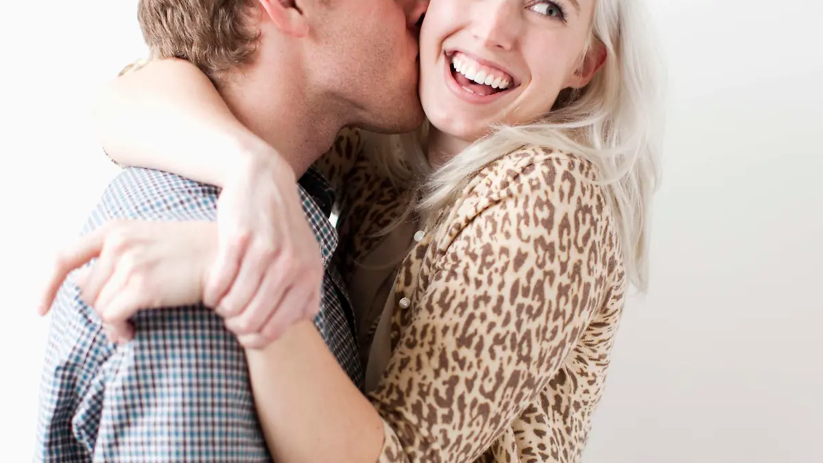 Happy young couple kissing Keine Weitergabe an Drittverwerter.