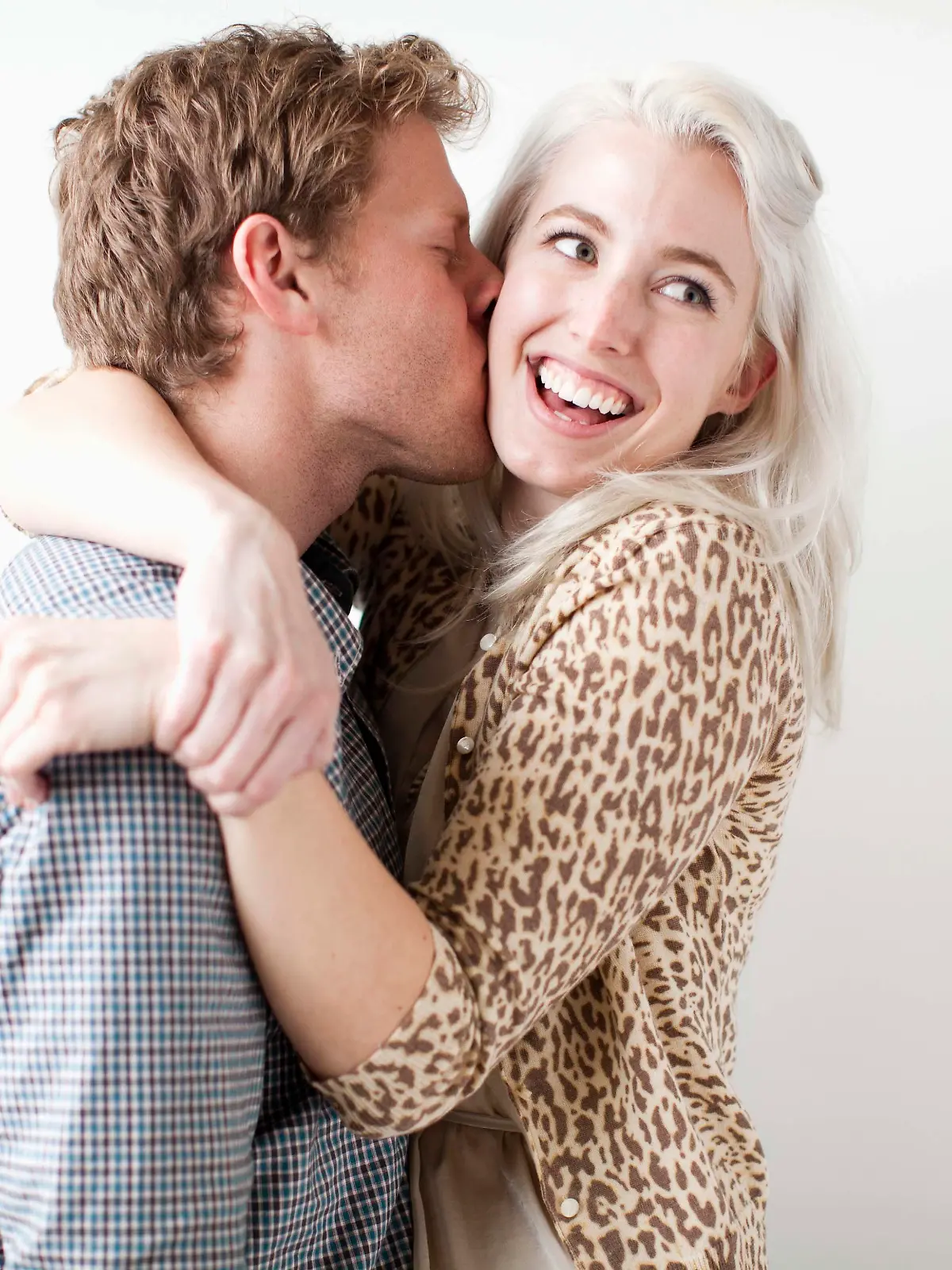 Happy young couple kissing Keine Weitergabe an Drittverwerter.