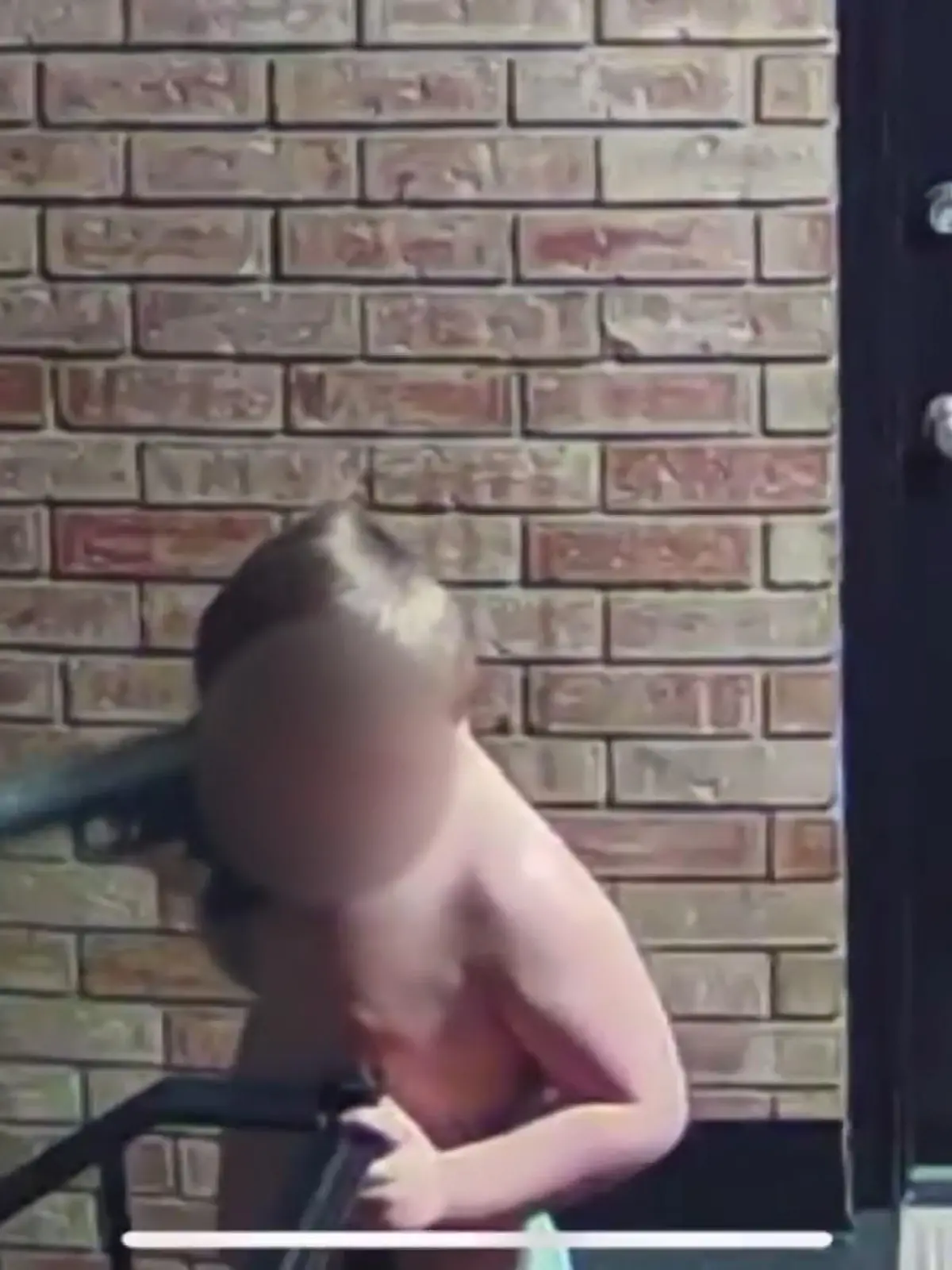 Ein Vierjähriger läuft nur mit einer Windel bekleidet und mit einer Pistole bewaffnet durch ein Treppenhaus. Und es wird noch verrückter: Die Aufnahmen werden im Live-Fernsehen gezeigt, nämlich in der Sendung „On Patrol: Live“, die Polizeiteams im ganzen Land begleitet.