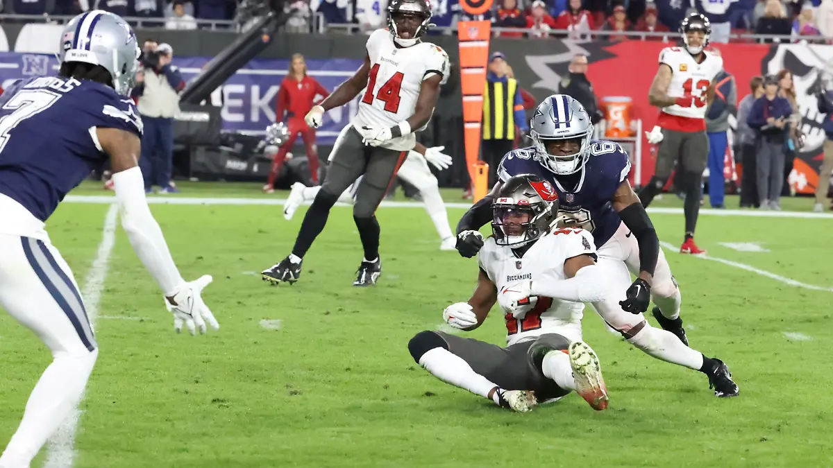 January 16, 2023, Tampa, Florida, USA: Tampa Bay Buccaneers wide receiver Russell Gage (17) is injured on a broken pass play with Dallas Cowboys safety Donovan Wilson (6) defending during the fourth quarter of the NFL Wild Card game between the Tampa Bay Buccaneers and the Dallas Cowboys on Monday, Jan 16, 2023, at Raymond James Stadium in Tampa. (Credit Image: © Douglas R. Clifford/Tampa Bay Times via ZUMA Press Wire) / action press