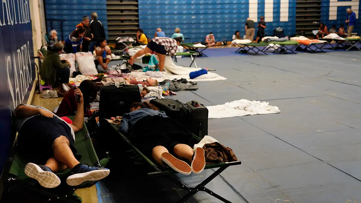 August 9, 2023, Kahului, Hawaii, USA: Residents and tourists seek shelter at Maui High School, in Kahului. A large fire consumed the town of Lahaina. At least six people have died in fires in Maui, officials said Wednesday. Some injuries have been reported, but officials did not provide a number. Crews continue to battle fires in Maui and the Big Island, which have been fanned in part by strong winds from Hurricane Dora, a Category 4 storm. (Credit Image: © Kevin Fujii/Civil Beat/ZUMA Press Wire). / action press