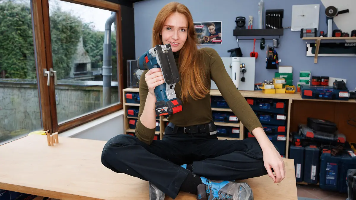 12.01.2023, Nordrhein-Westfalen, Schlangen: Sandra Hunke sitzt in der Werkstatt ihres Hauses. Mit 120 000 Follower:innen auf Instagram ist sie eine der erfolgreichsten Handwerks-Influencer:innen in Deutschland. An ihrem Job als Klempnerin lässt sie ihre Followerschaft teilhaben und arbeitet mittlerweile hier und da auch als Model, zum Beispiel auf der Fashion Week in Berlin. Durch ihren Social Media-Auftritt werden jüngere Menschen aufmerksam auf Handwerks-Berufe. Foto: Friso Gentsch/dpa +++ dpa-Bildfunk +++
