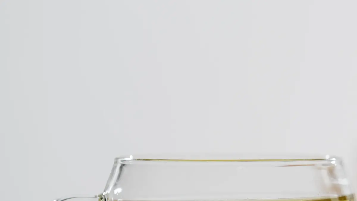 ILLUSTRATION - Eine junge Frau im Meditationssitz spiegelt sich am 16.03.2015 in einem Studio in Berlin in einer Tasse Tee. Foto: Monique Wuestenhagen | Verwendung weltweit