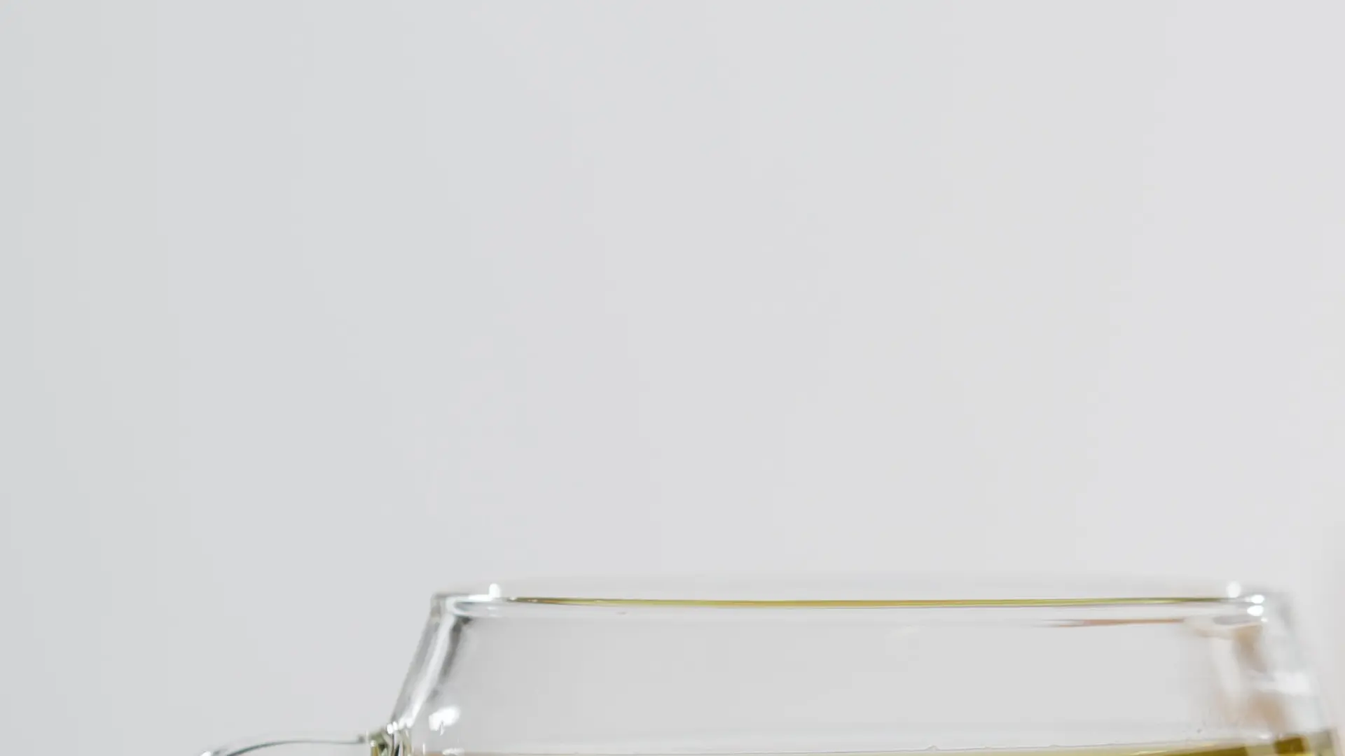 ILLUSTRATION - Eine junge Frau im Meditationssitz spiegelt sich am 16.03.2015 in einem Studio in Berlin in einer Tasse Tee. Foto: Monique Wuestenhagen | Verwendung weltweit