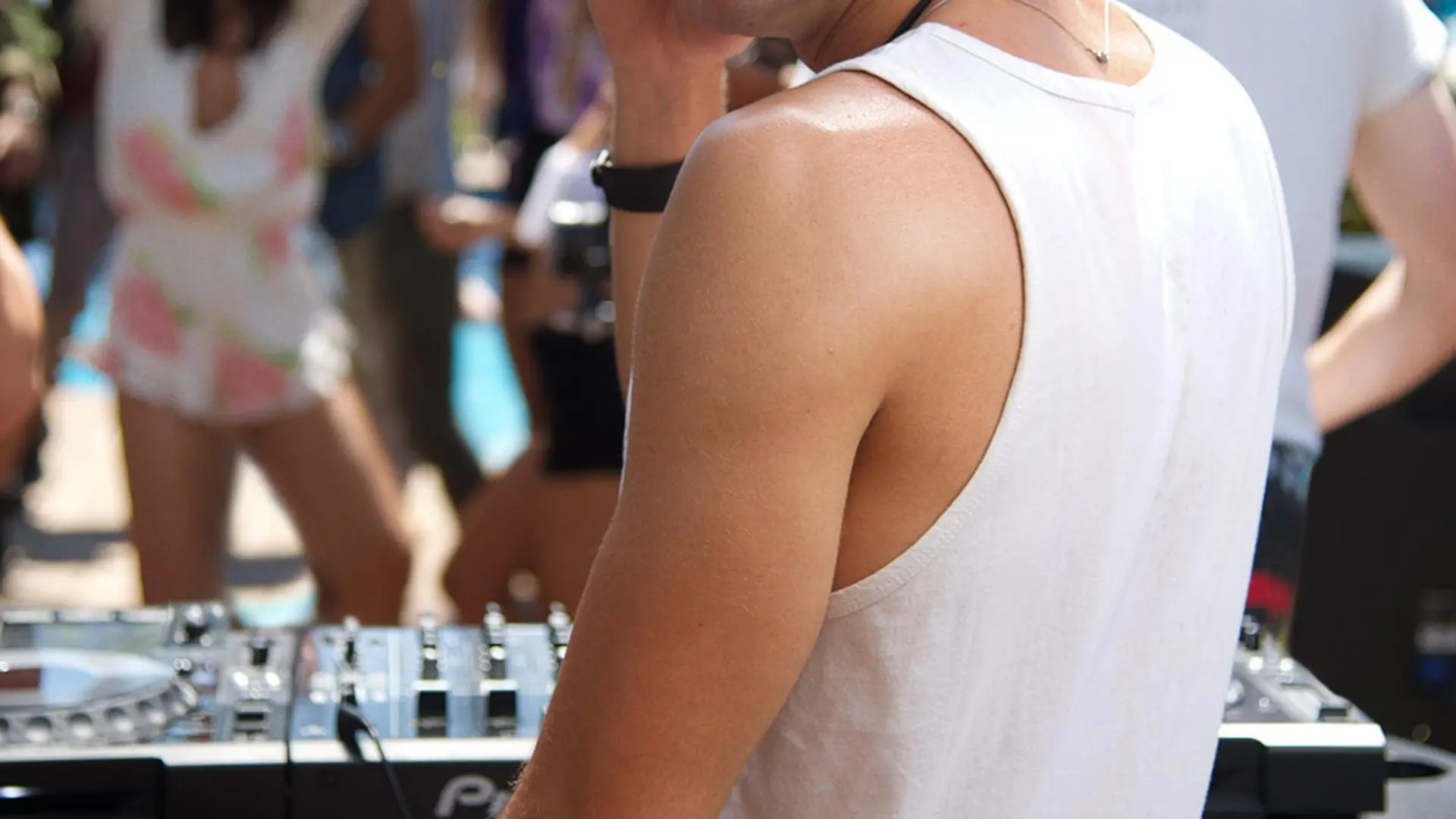 Cole (Zac Efron)