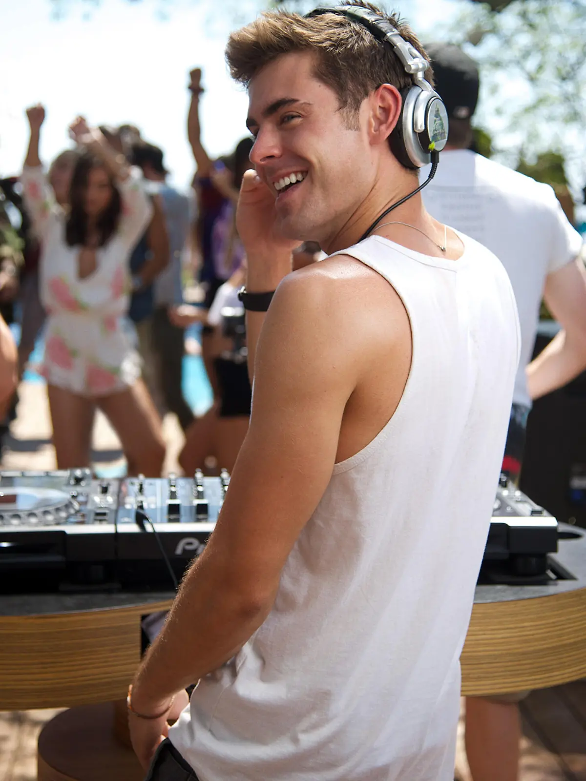 Cole (Zac Efron)