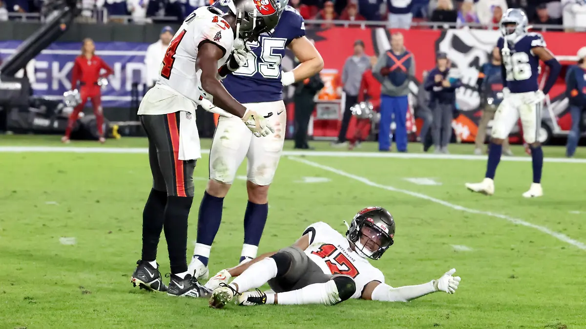 January 16, 2023, Tampa, Florida, USA: Tampa Bay Buccaneers wide receiver Russell Gage (17) is injured on a broken pass play with Dallas Cowboys safety Donovan Wilson (6) defending during the fourth quarter of the NFL Wild Card game between the Tampa Bay Buccaneers and the Dallas Cowboys on Monday, Jan 16, 2023, at Raymond James Stadium in Tampa. (Credit Image: © Douglas R. Clifford/Tampa Bay Times via ZUMA Press Wire) / action press