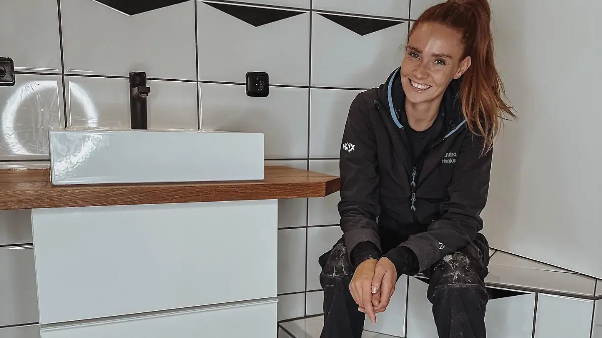 Die junge Frau ist Klempnerin, Model und Influencerin.