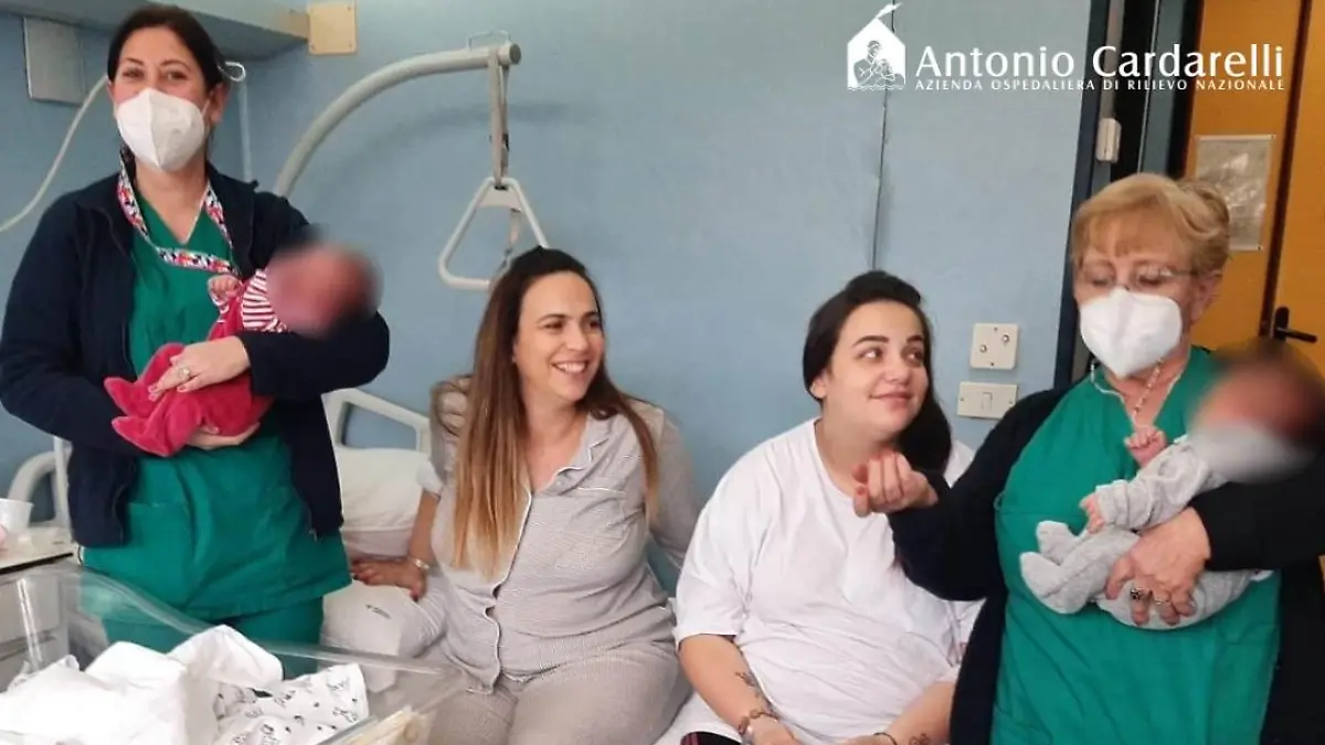 Krankenhaus "Ospedale" Cardarelli teilt die ungewöhnliche Geschichte von Mara und Paola stolz auf ihrer Facebookseite.