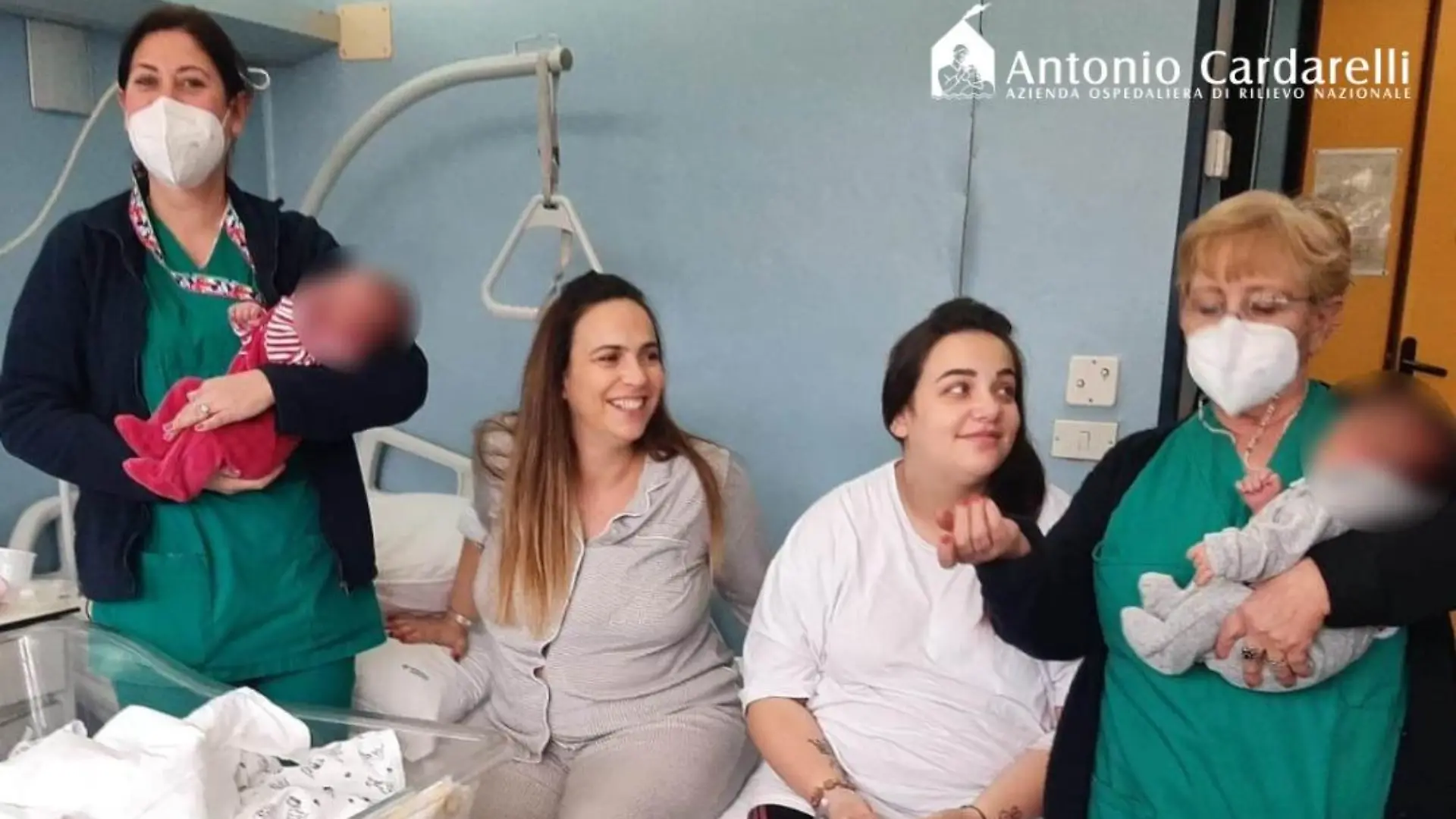 Krankenhaus "Ospedale" Cardarelli teilt die ungewöhnliche Geschichte von Mara und Paola stolz auf ihrer Facebookseite.