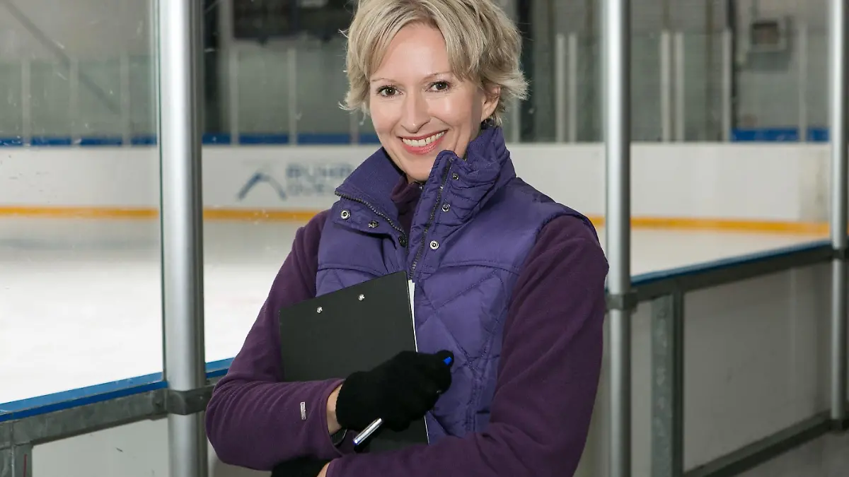 Maries Trainerin Caroline Retzmann (Olivia Augustinski)