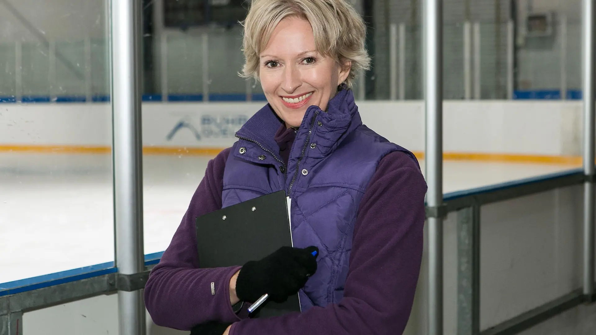 Maries Trainerin Caroline Retzmann (Olivia Augustinski)