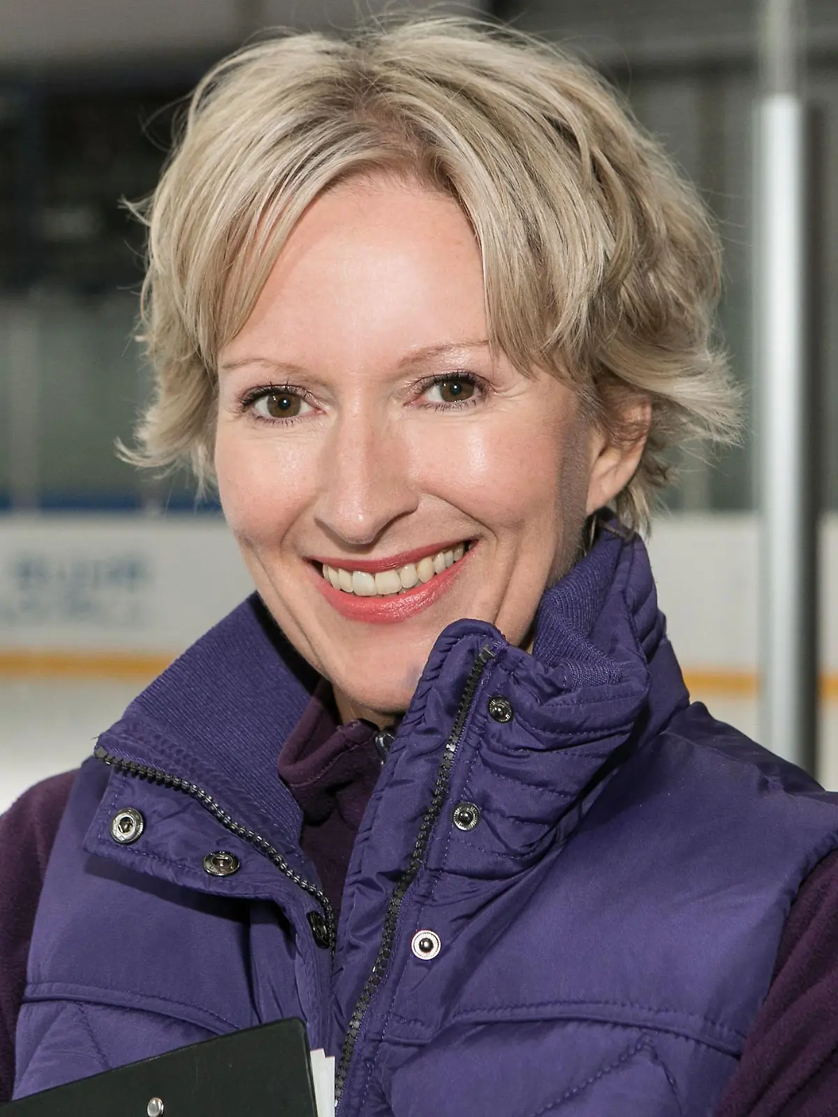 Maries Trainerin Caroline Retzmann (Olivia Augustinski)