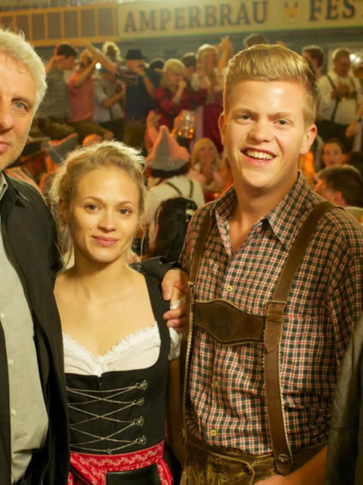 Mord auf dem Oktoberfest: Ein Fall für die Ermittler Franz Leitmayr (Udo Wachtveitl, l.), Ivo Batic (Miroslav Nemec, r.) und den jungen Kollegen Kalli Hammermann (Ferdinand Hofer) - nur was hat Wiesn-Bedienung Ina Sattler (Mavie Hörbiger) damit zu tun?